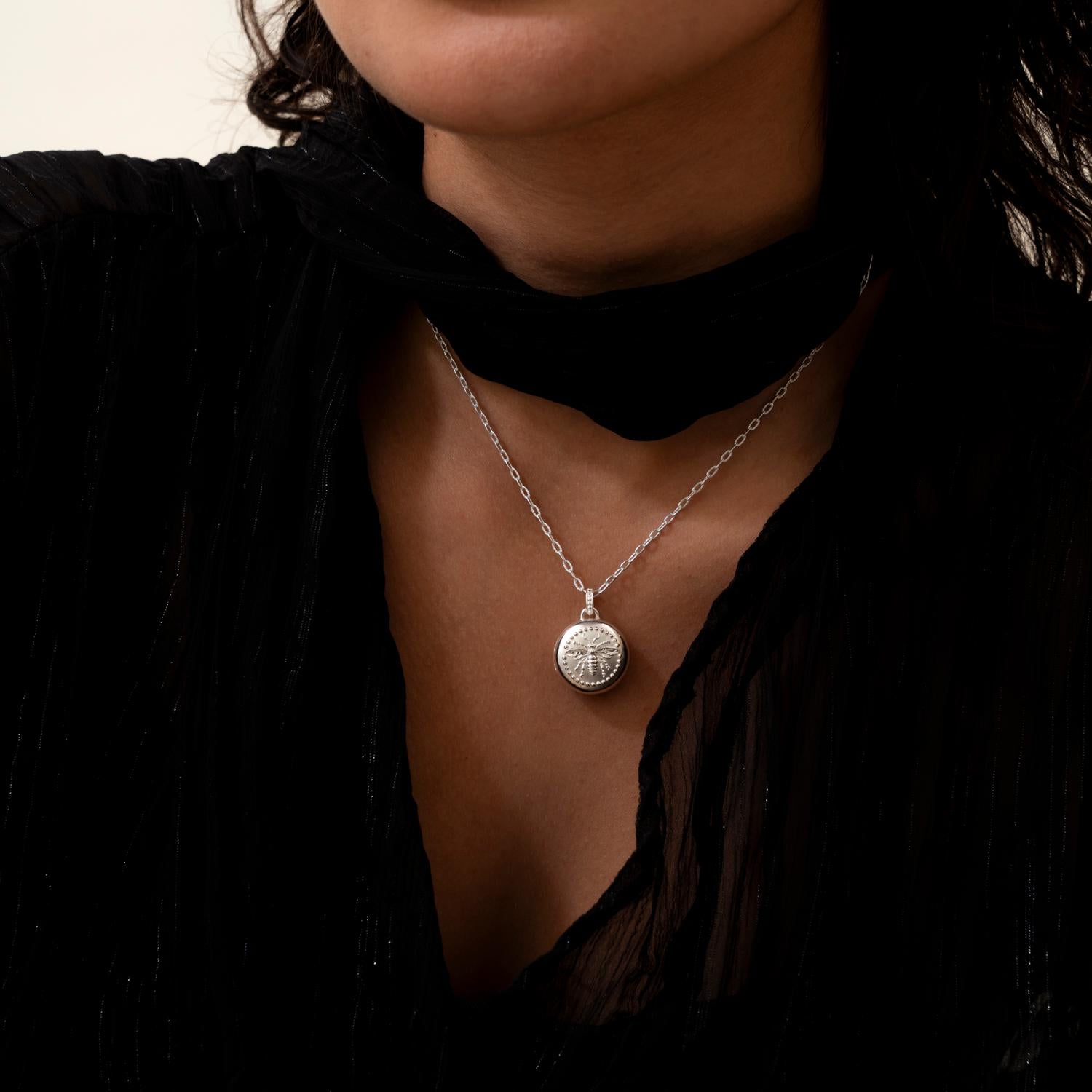 Donna Medaglione a forma di ape regina in argento sterling in vendita