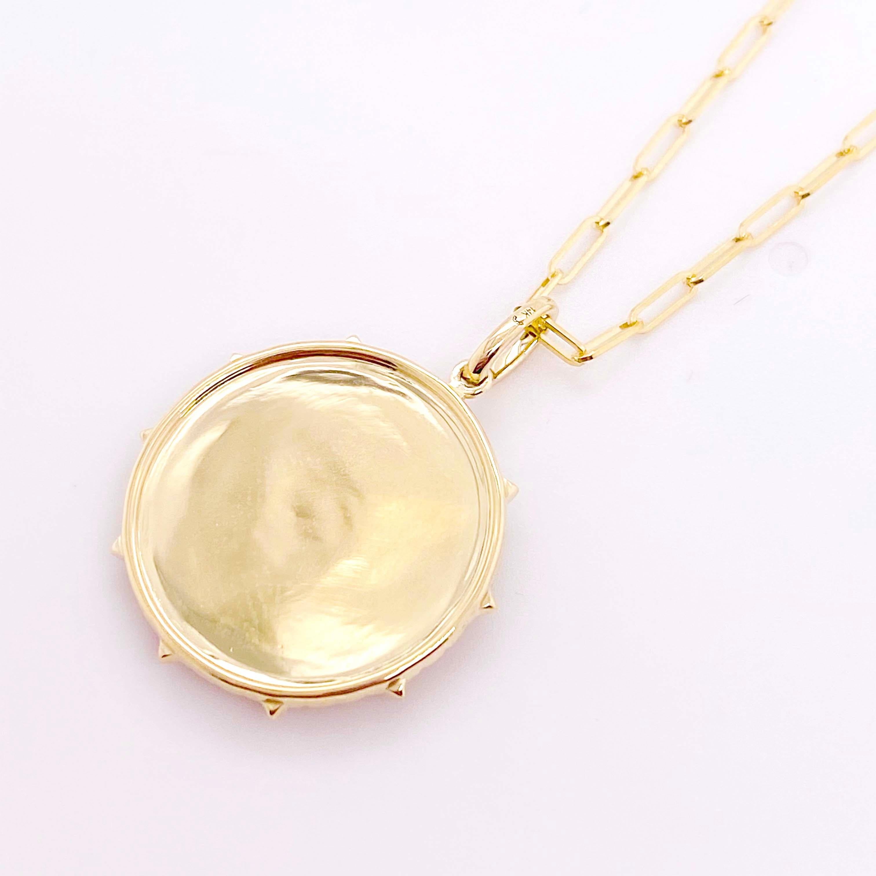 Taille ronde Collier abeille reine, pendentif disque de diamants, chaîne en forme de clip en or jaune en vente