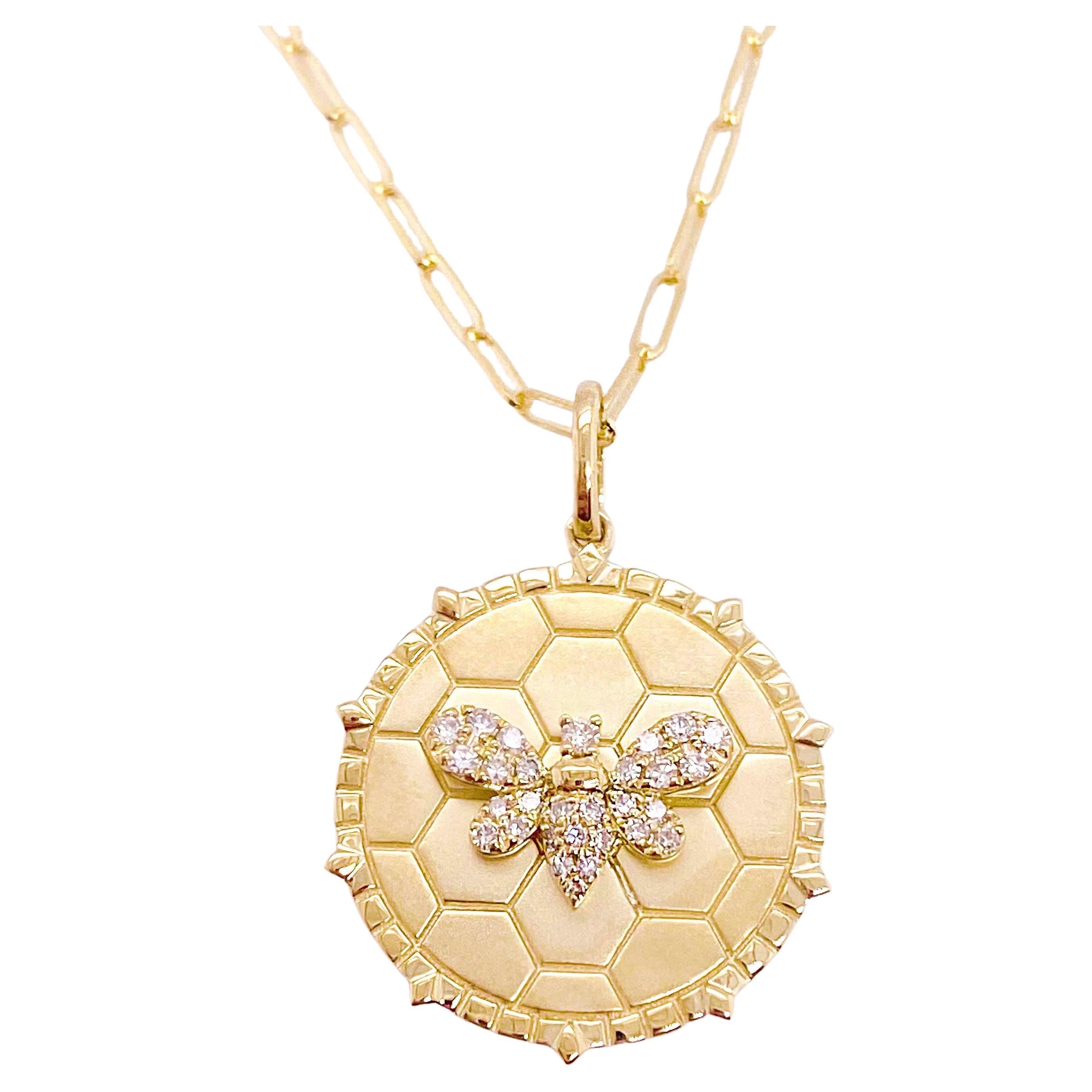 Collier abeille reine, pendentif disque de diamants, chaîne en forme de clip en or jaune en vente