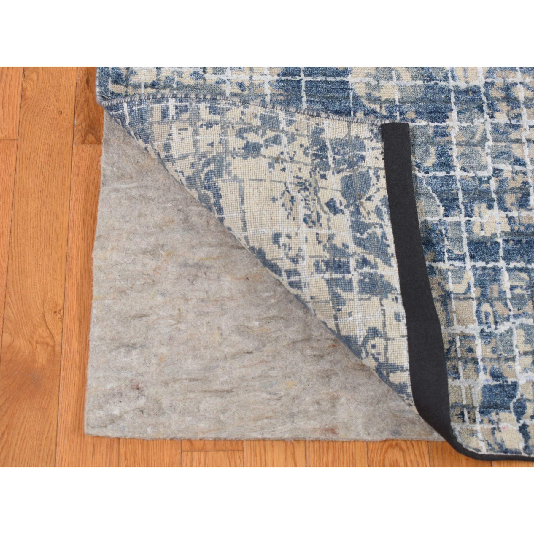 Queen Blue Fence Verdunkeltes Design Seide-Texturierte Wolle Handgeknüpft Orientteppich (Indisch) im Angebot