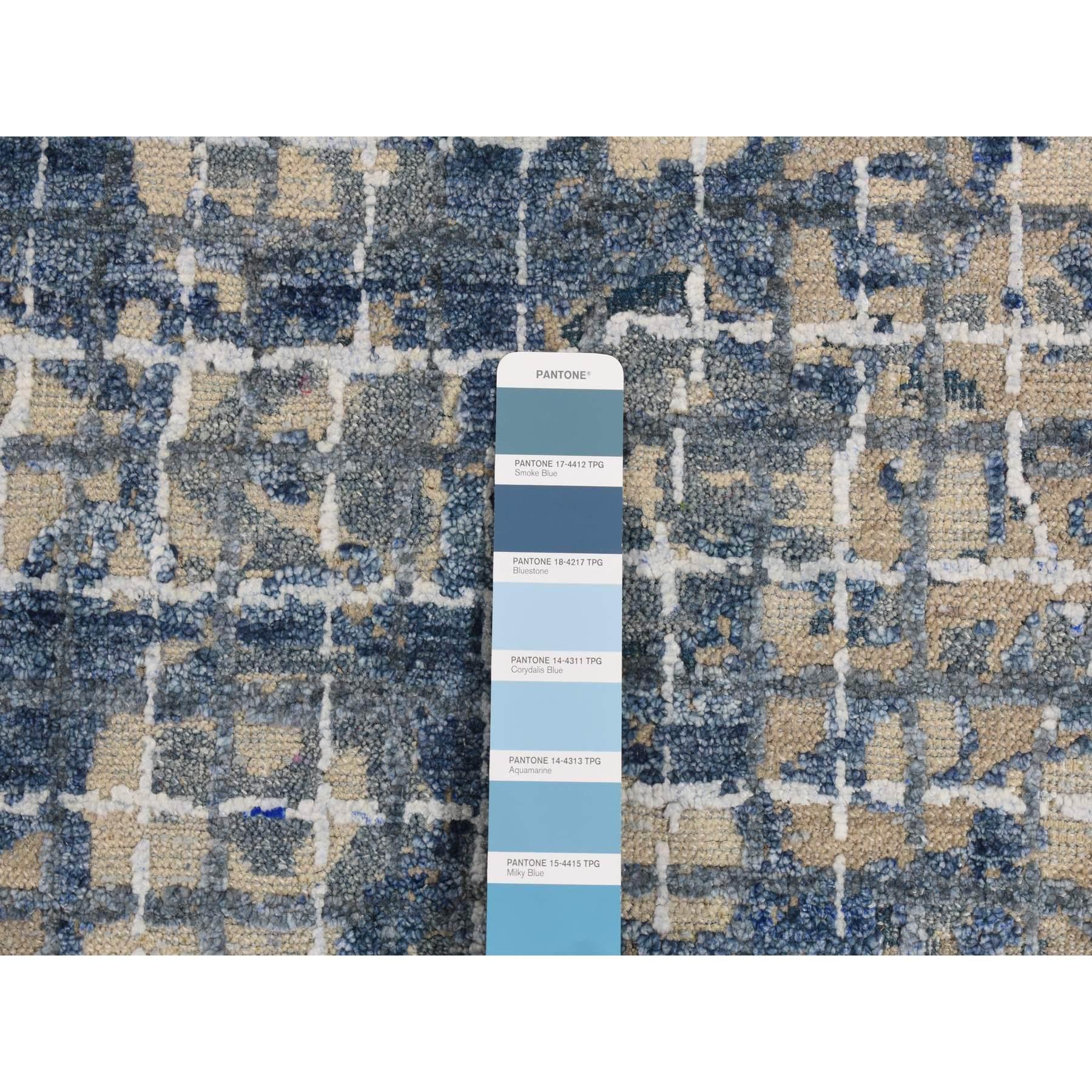 Queen Blue Fence Verdunkeltes Design Seide-Texturierte Wolle Handgeknüpft Orientteppich im Angebot 1