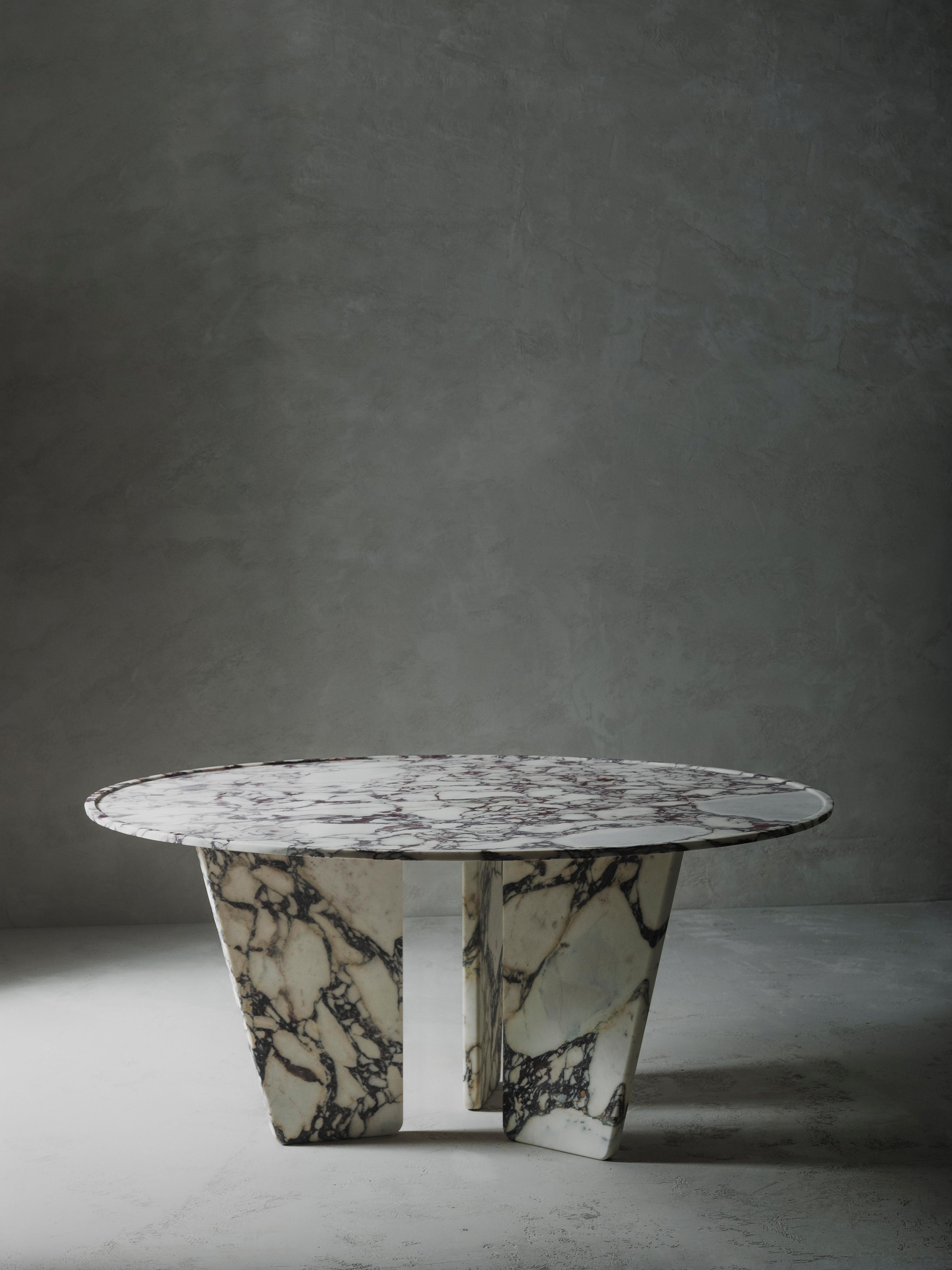 Table de salle à manger Queen de Kreoo 
Design/One par Christophe Pillet
Dimensions : Ø 160 x H 71 cm : Ø 160 x H 71 cm.
Matériaux : Marbre Calacatta Viola.

Disponible en différentes options de marbre. Veuillez nous contacter.

L'élégance et la
