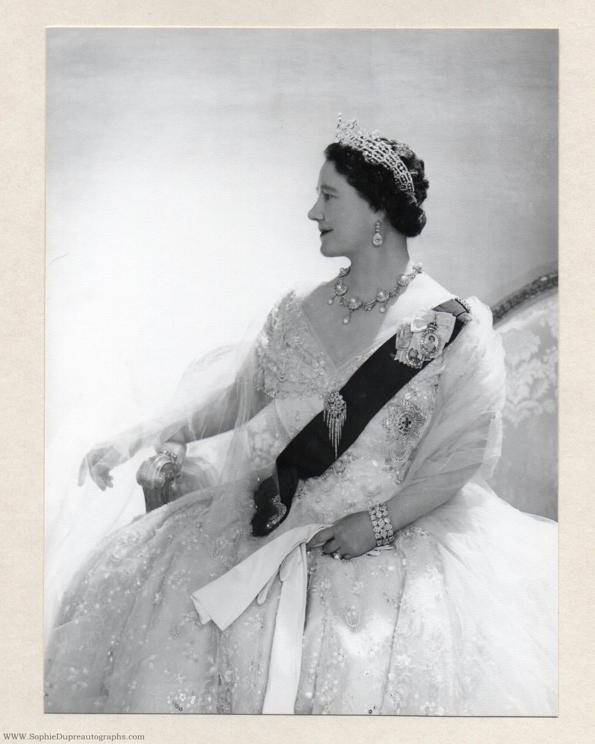 Une paire unique de tirages originaux sur papier photographique des années 1950 qui ont été encadrés de façon moderne dans les années 1980.
La reine porte le diadème, le collier du jubilé de la reine Victoria, alors qu'elle se rend à sa première