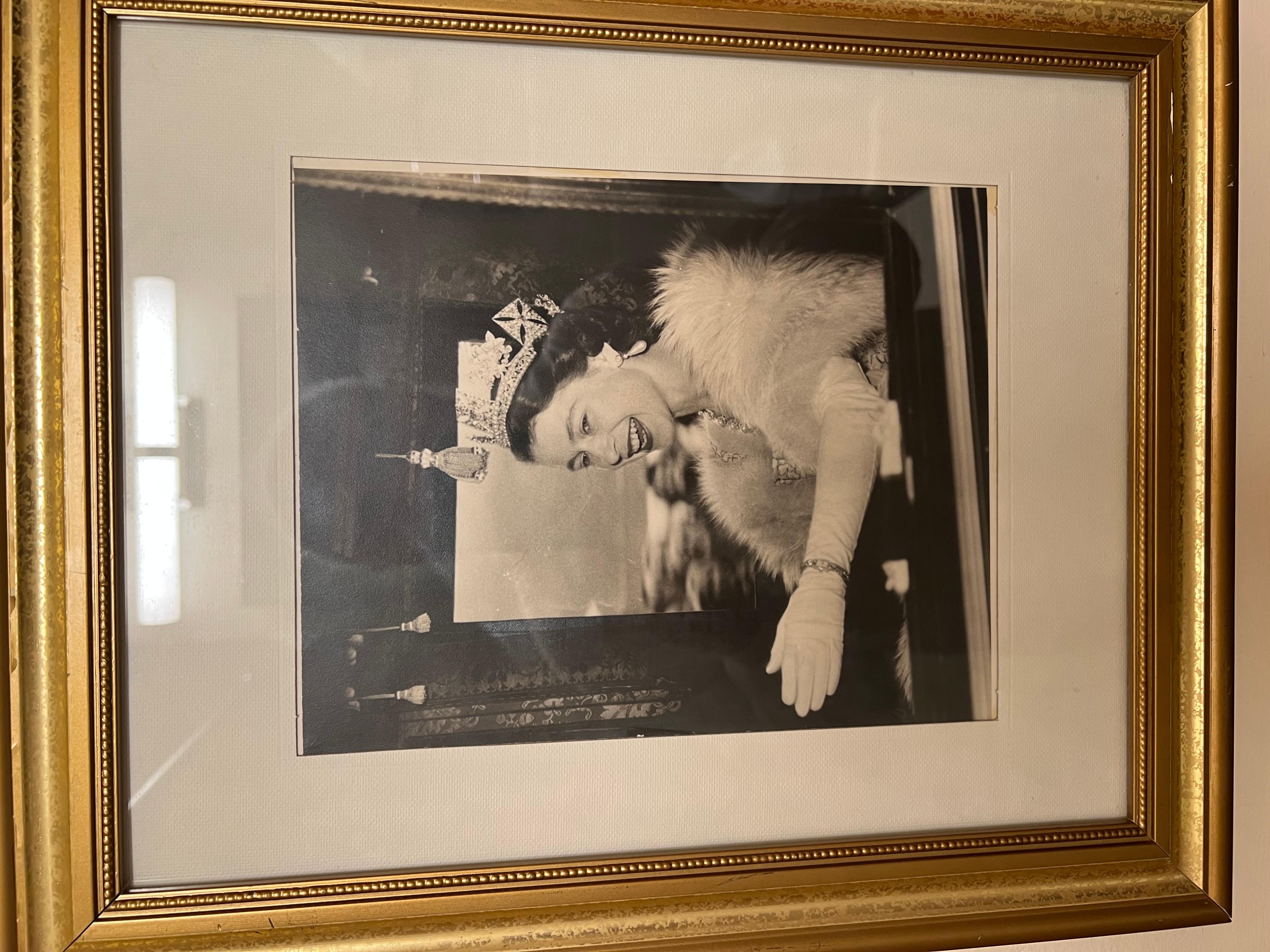 Mid-Century Modern Reine Elizabeth  et la Reine Mère Période encadrée  Photographies en vente