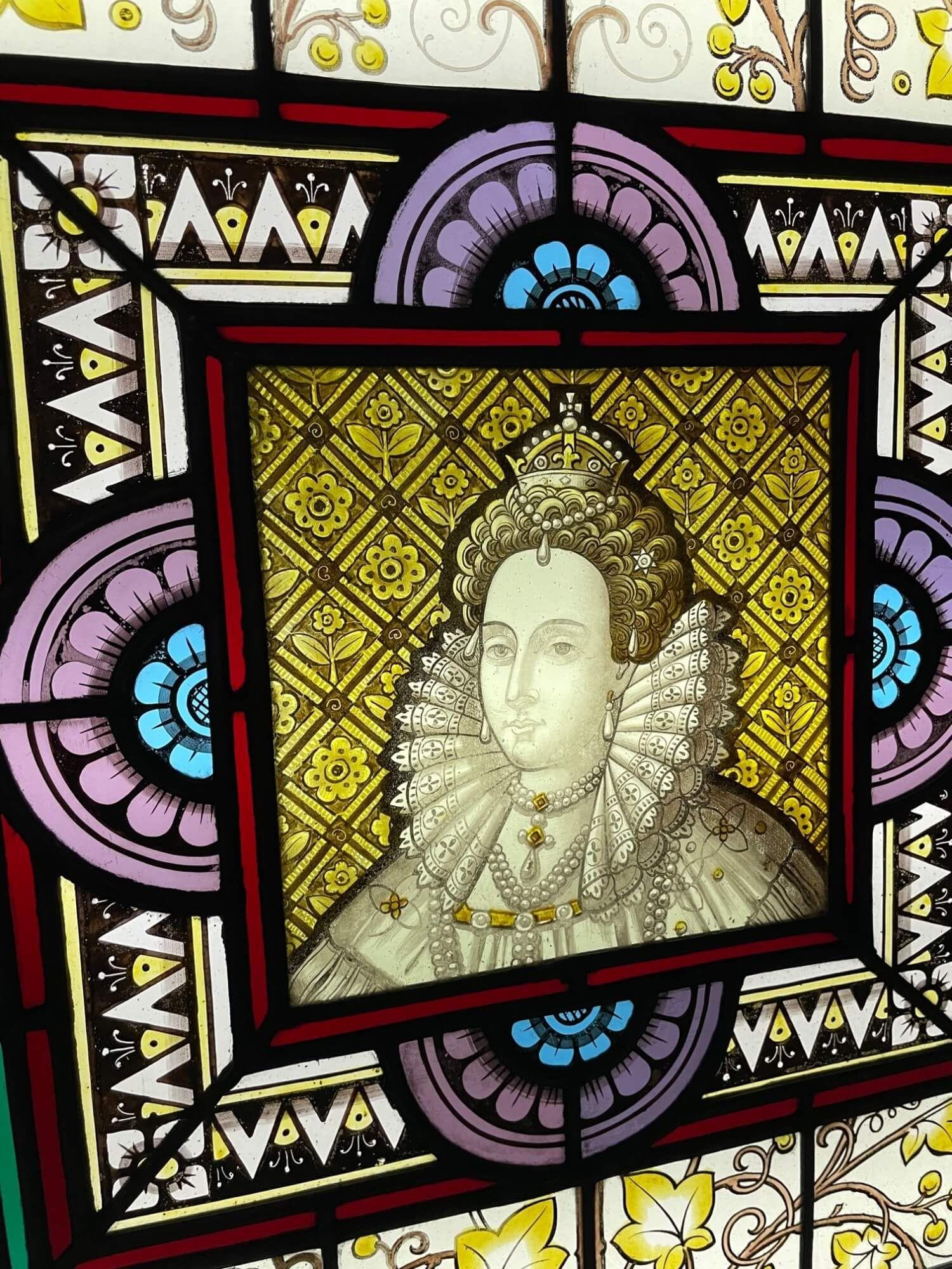 Ein antikes Glasfenster aus dem späten 19. Jahrhundert, das Königin Elisabeth I. darstellt, eines von 3 ähnlichen, die wir verkaufen und die bemerkenswerte Persönlichkeiten der britischen Geschichte zeigen. In der Mitte befindet sich eine markante