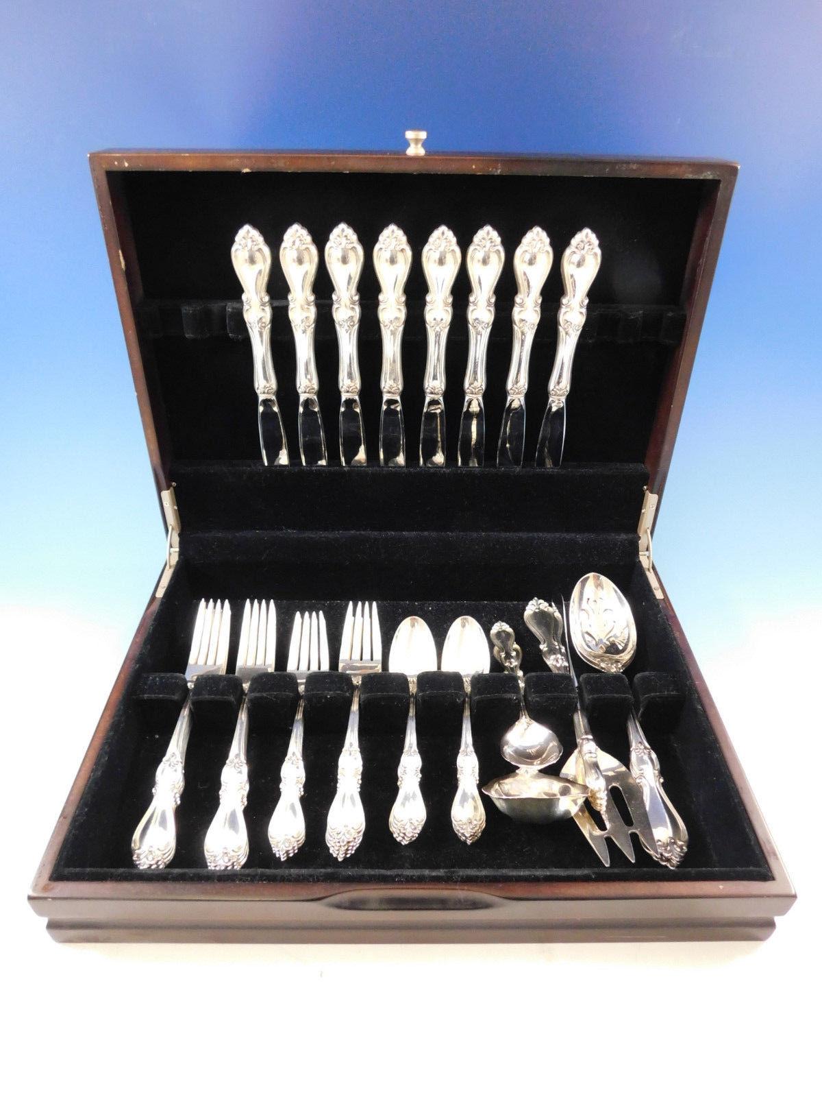 Juego de cubiertos de plata de ley Reina Isabel I de Towle - 38 piezas. Este juego incluye:

8 cuchillos, 9
8 tenedores, 7 1/2
8 tenedores de ensalada, 6 3/4
8 cucharaditas, 6
1 cucharón para salsa, 6 3/4
1 cuchara de servir, 8 5/8
1 cuchara