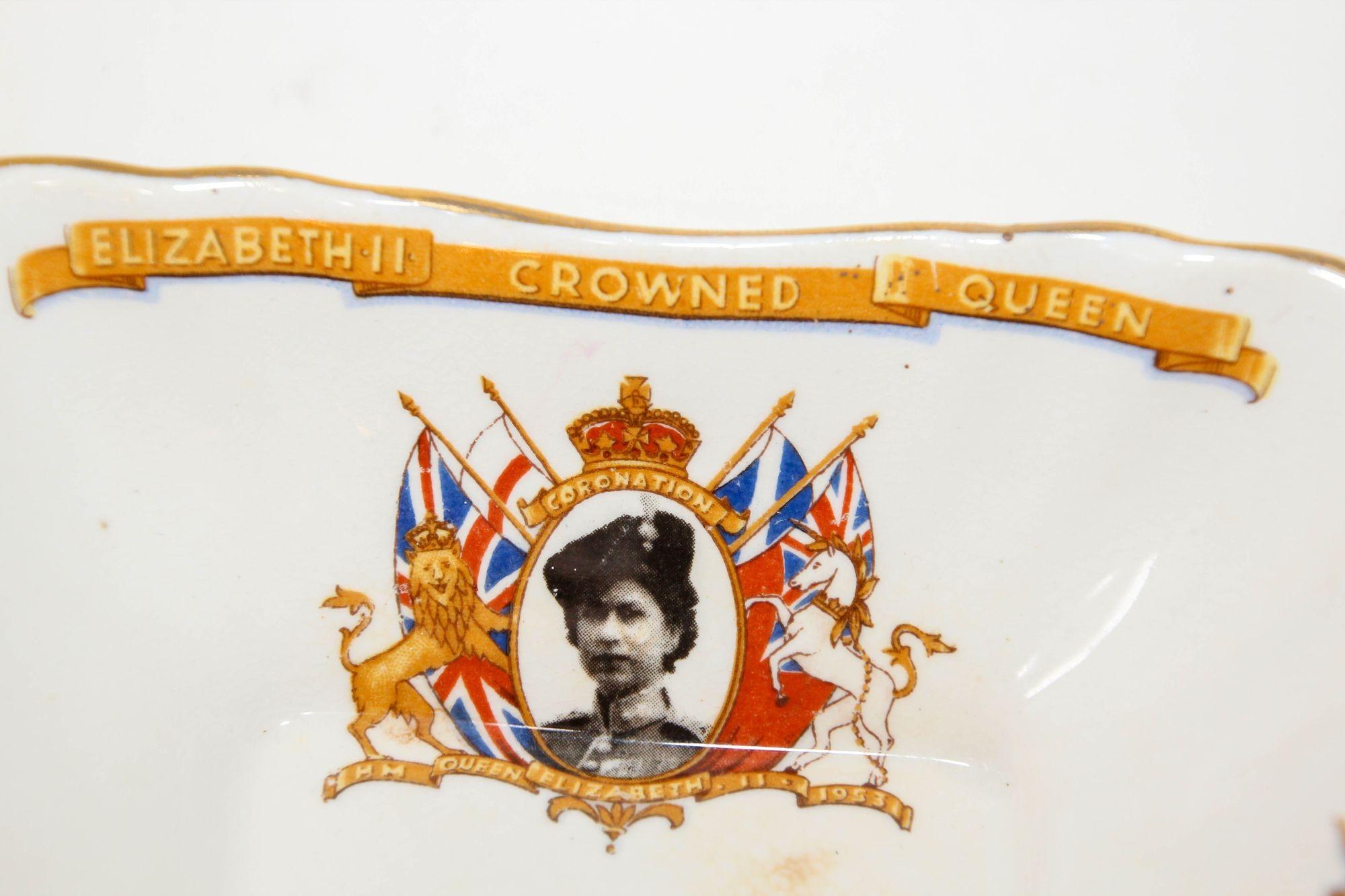 Queen Elizabeth II Coronation British Collector Porcelain Bowl England 1953 In Fair Condition In North Hollywood, CA