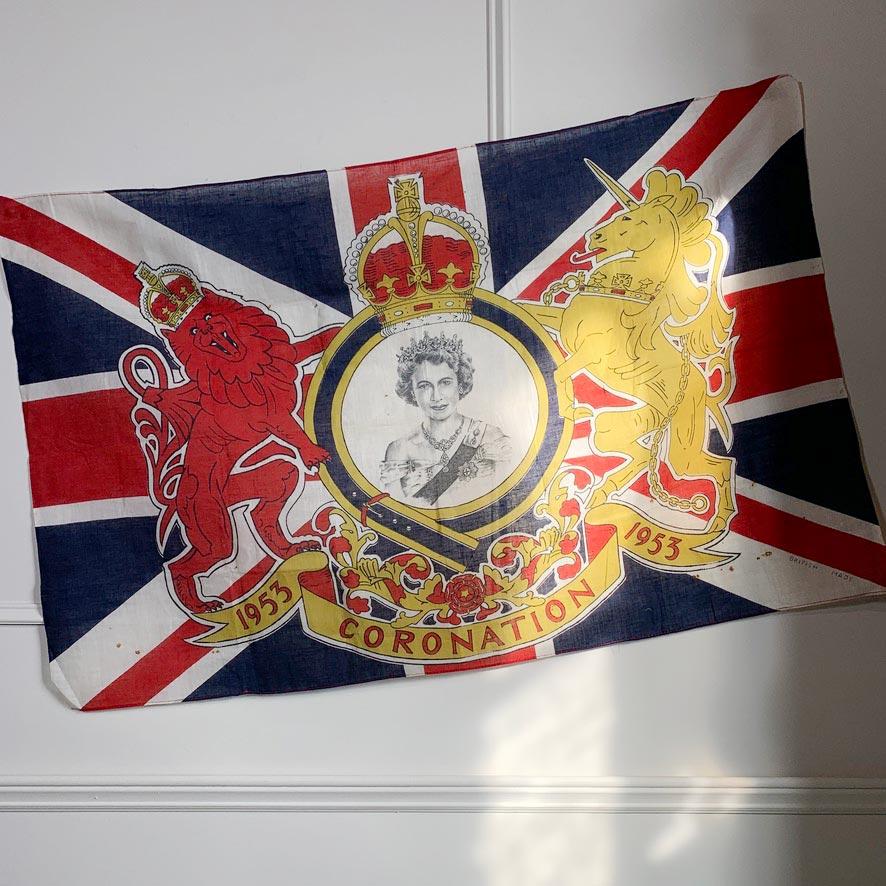 La famille royale britannique

Un drapeau de couronnement royal rare et historique du couronnement de SAR la Reine Elizabeth II, le 2 juin 1953.

En raison de sa taille, ce drapeau aurait été utilisé suspendu à une porte ou à une fenêtre lors de