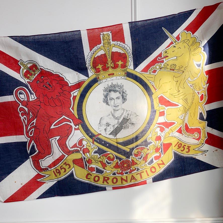 Drapeau de couronnement de la reine Elizabeth II, 1953 Bon état - En vente à Hastings, GB