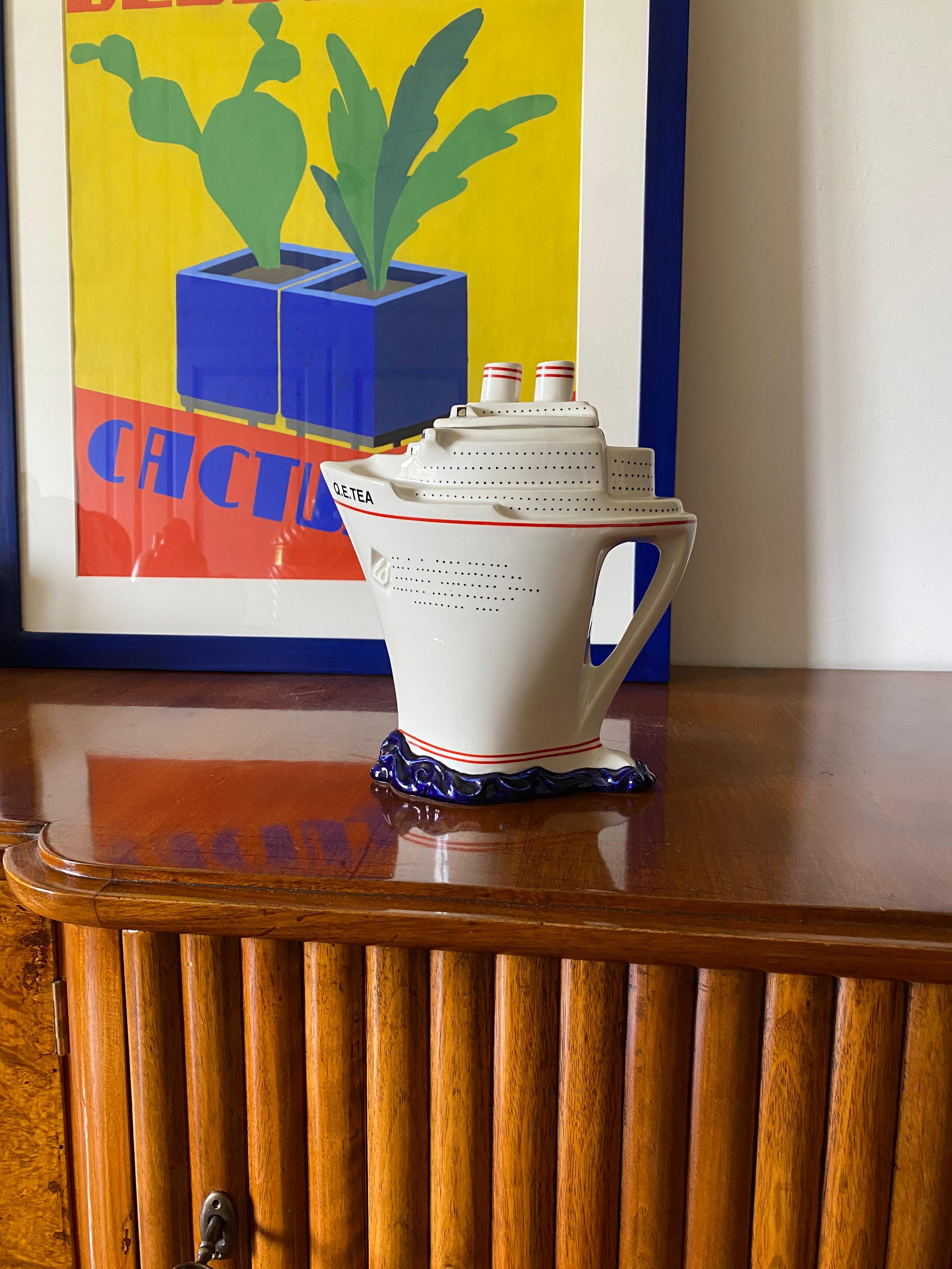 Queen Elizabeth II Cruise Ship Teapot, Paul Cardew, UK, 2000s In Excellent Condition For Sale In Firenze, IT