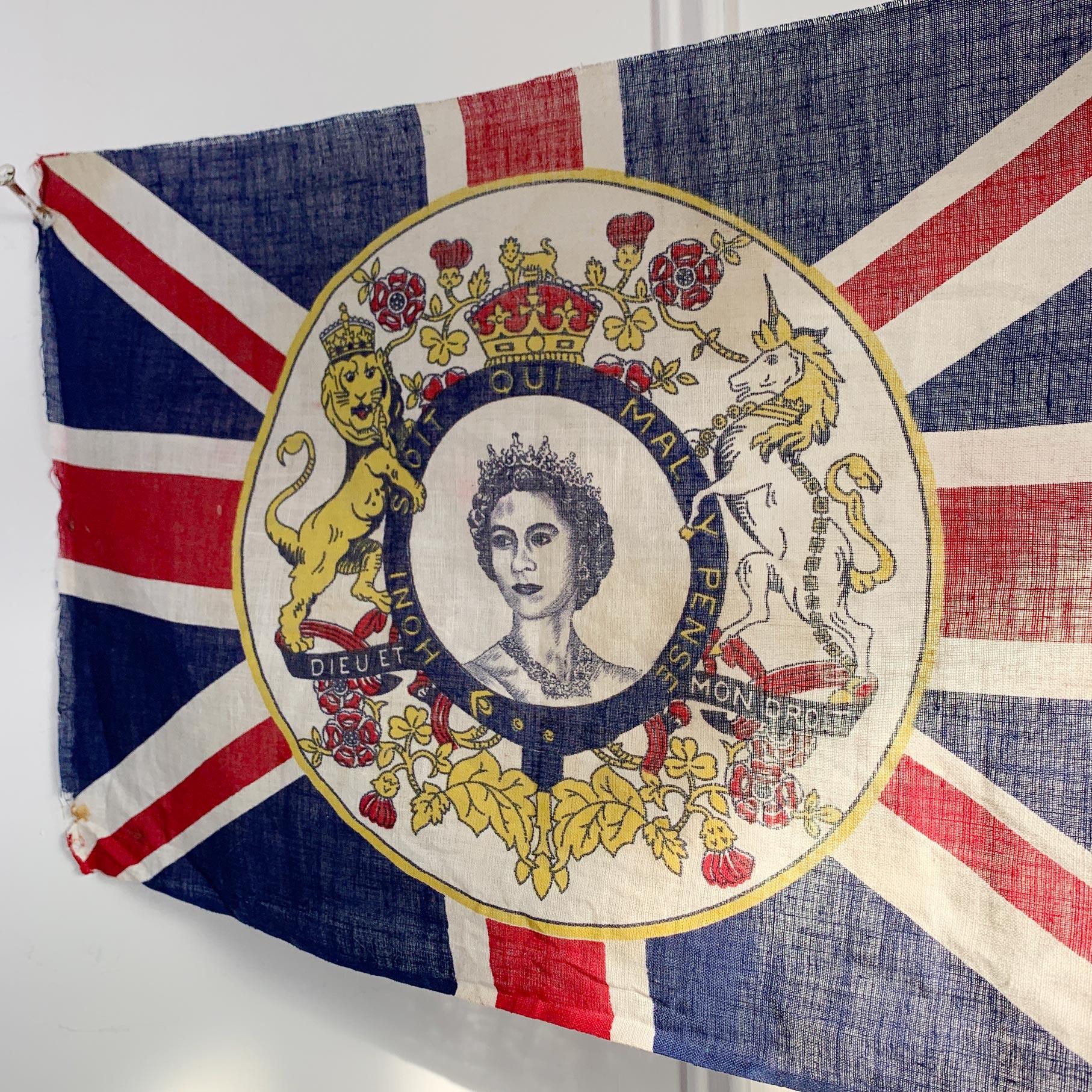 Queen Elizabeth ii Flagge Union Jack Order of the Garter Honi Soit Mal Y Pense im Zustand „Gut“ im Angebot in Hastings, GB