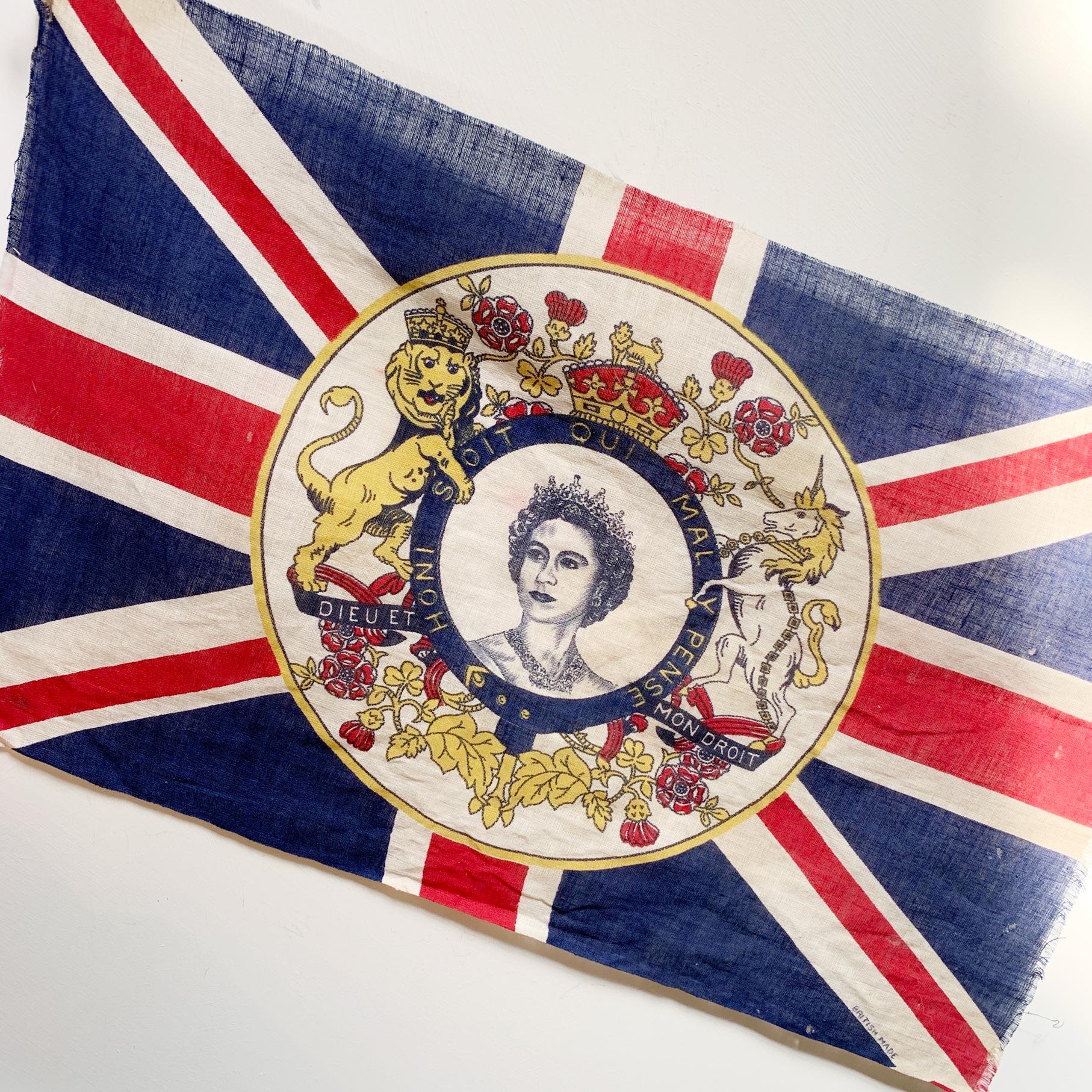 Queen Elizabeth ii Flagge Union Jack Order of the Garter Honi Soit Mal Y Pense (Mitte des 20. Jahrhunderts) im Angebot