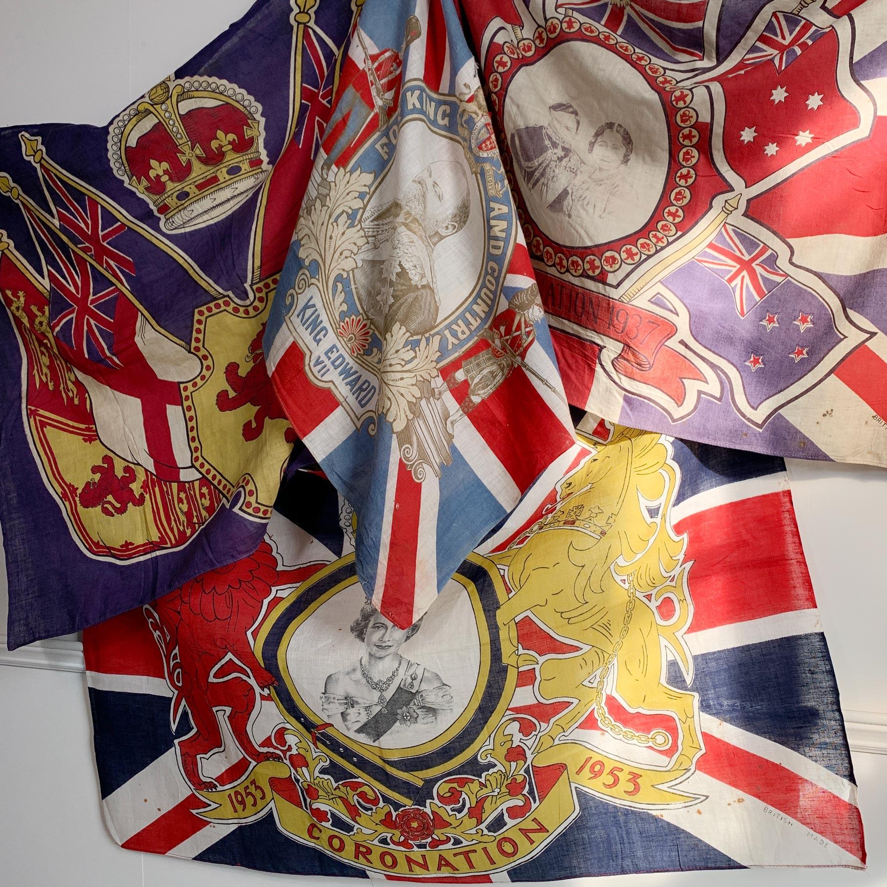 Milieu du XXe siècle Reine Elizabeth ii Drapeau Union Jack Ordre de la Jarretière Honi Soit Mal Y Pense en vente
