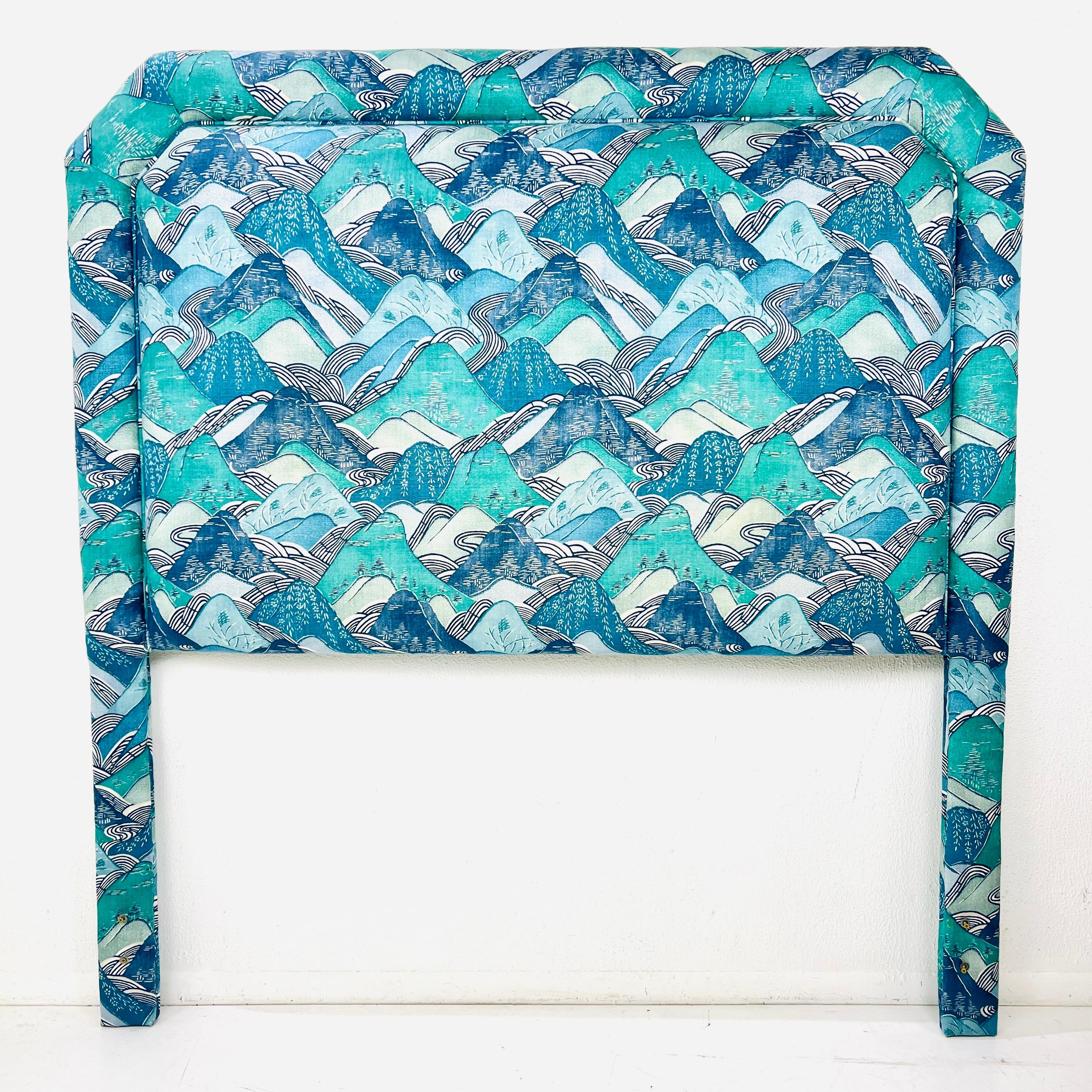 Cabecero personalizado tamaño queen tapizado en Lee Jofa Modern Edo Teal Linen de Kelly Wearstler. Tanto la estructura como la tela están en buen estado. 