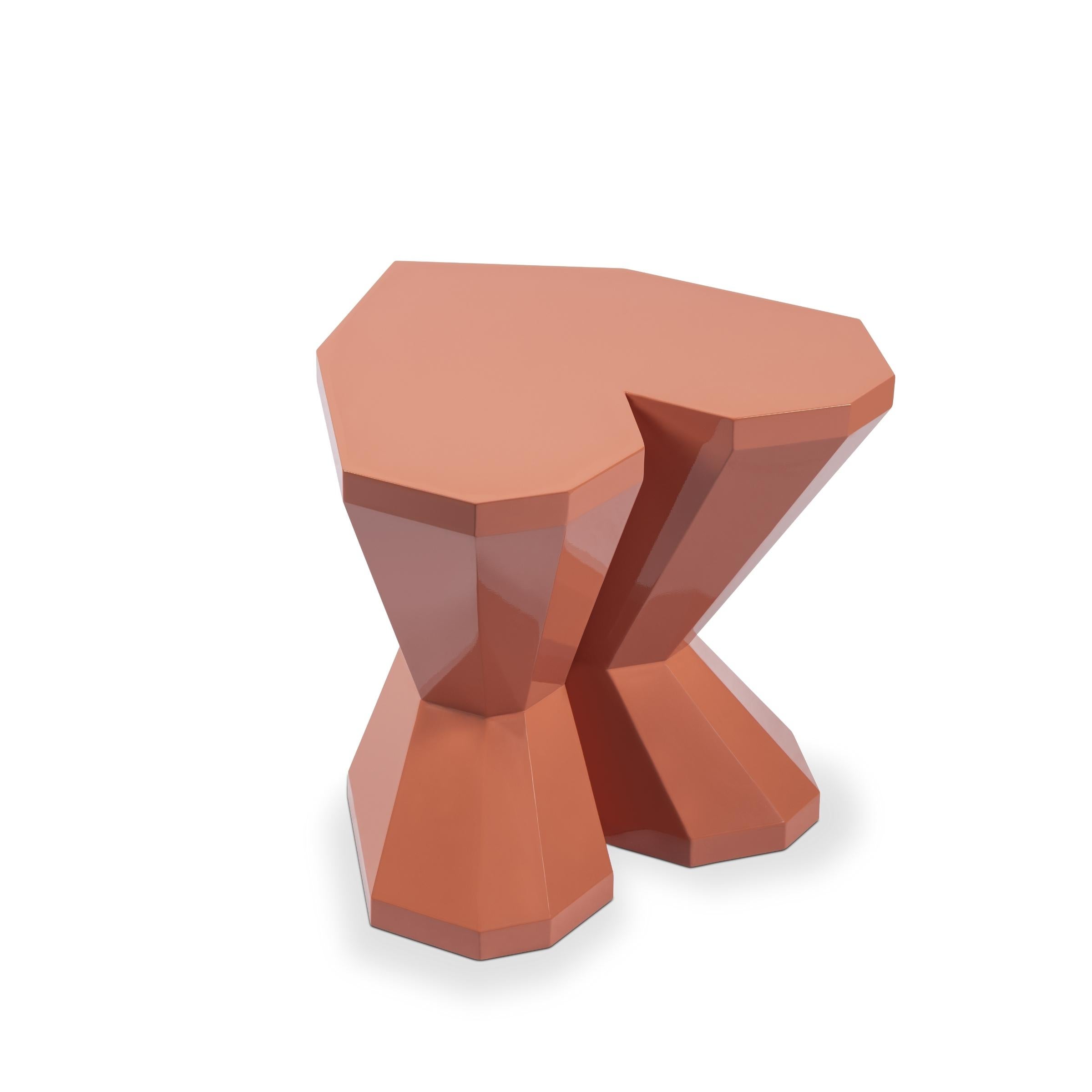 La forme douce et romantique de la table d'appoint Queen Heart est inspirée des histoires du pays des merveilles.
Il transforme tout espace en un lieu joyeux, magique et enchanté.