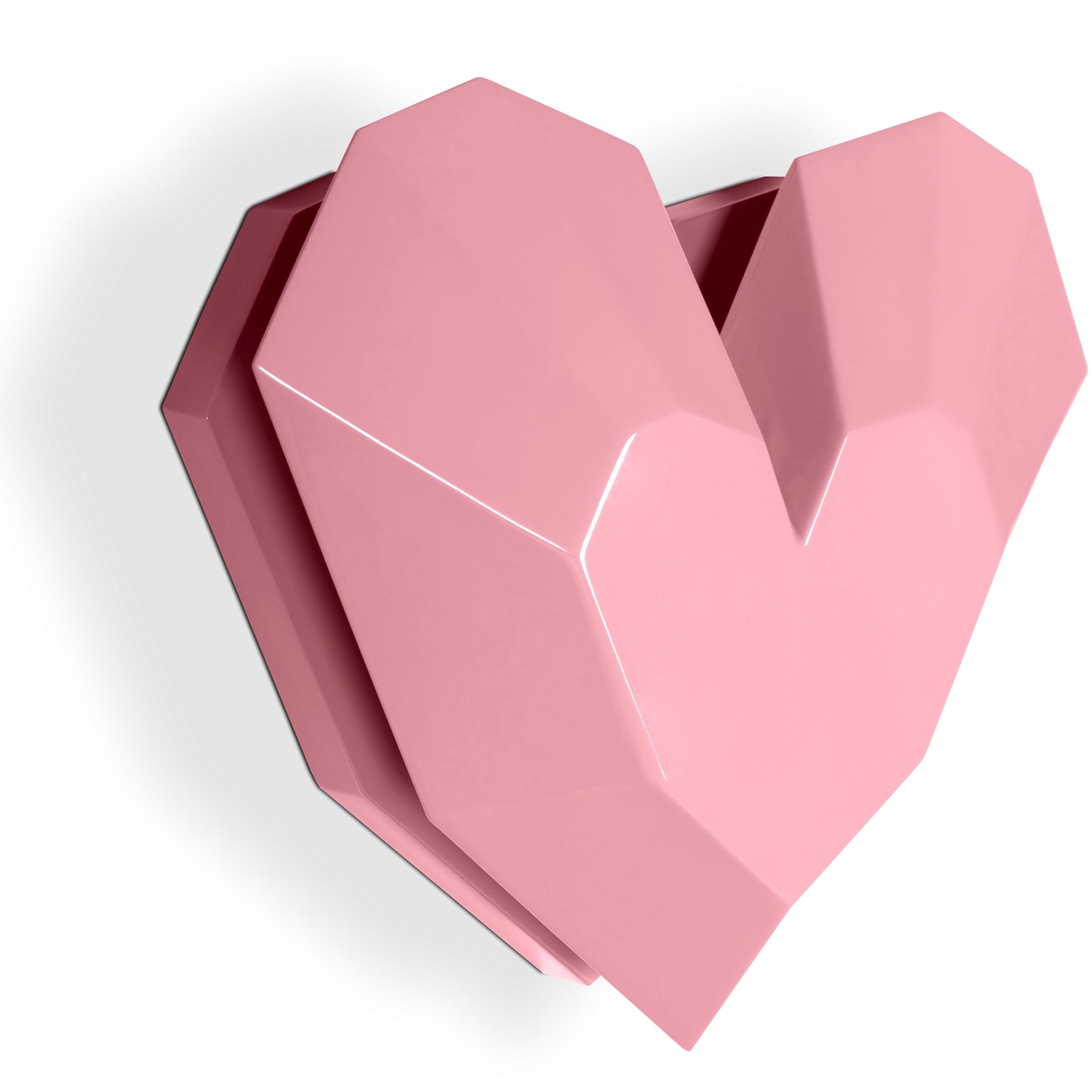 La forma de corazón lapidado inspirada en el mundo de las maravillas se proyecta como una pequeña joya atemporal y distinta.
La luz de la Lámpara de Pared Corazón de Reina es tenue y tranquila y proyecta su forma en la pared.