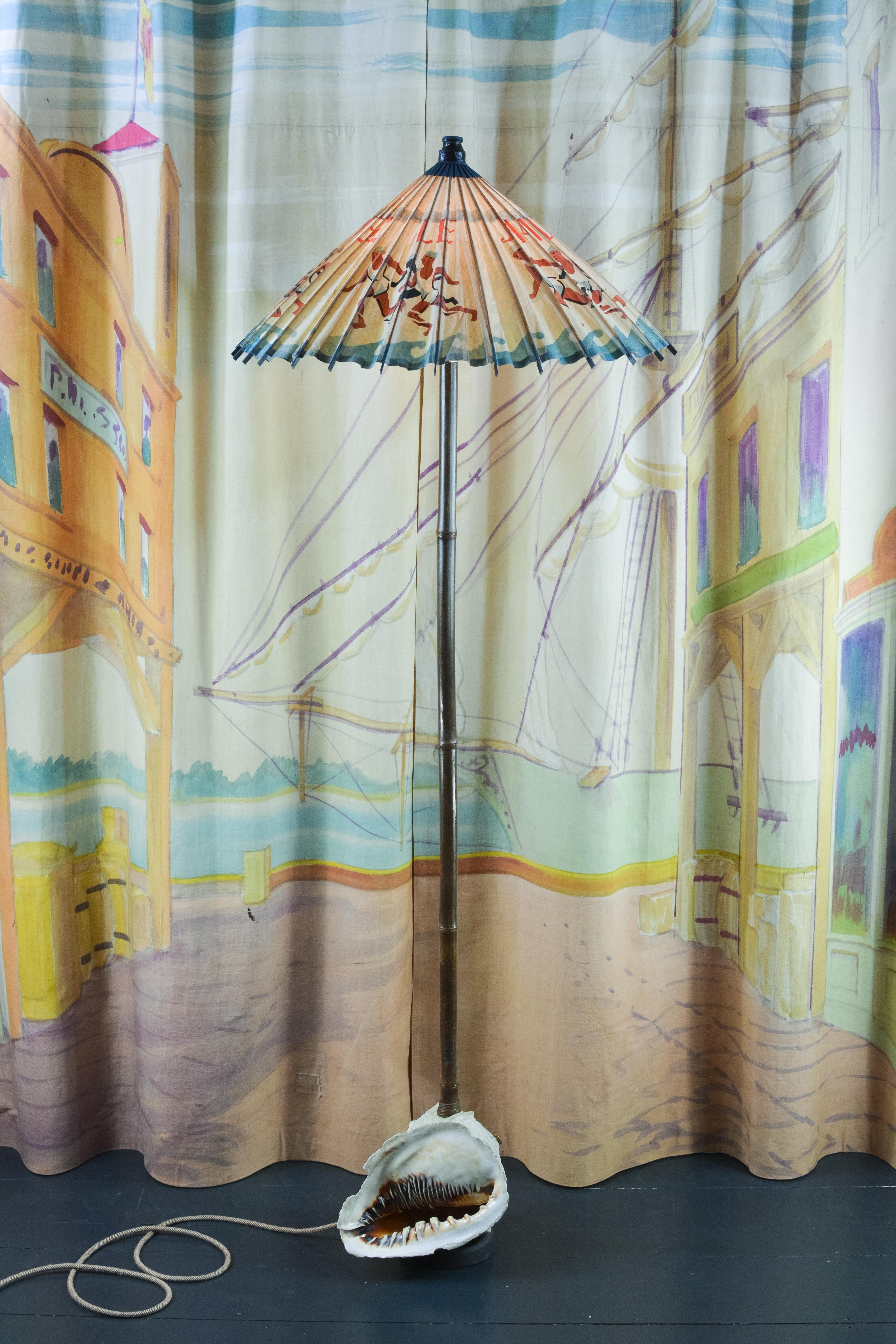 Queen Helm Muschelschale'' Bambus-Stehlampe mit französischem Vintage-parasolschirm (21. Jahrhundert und zeitgenössisch) im Angebot