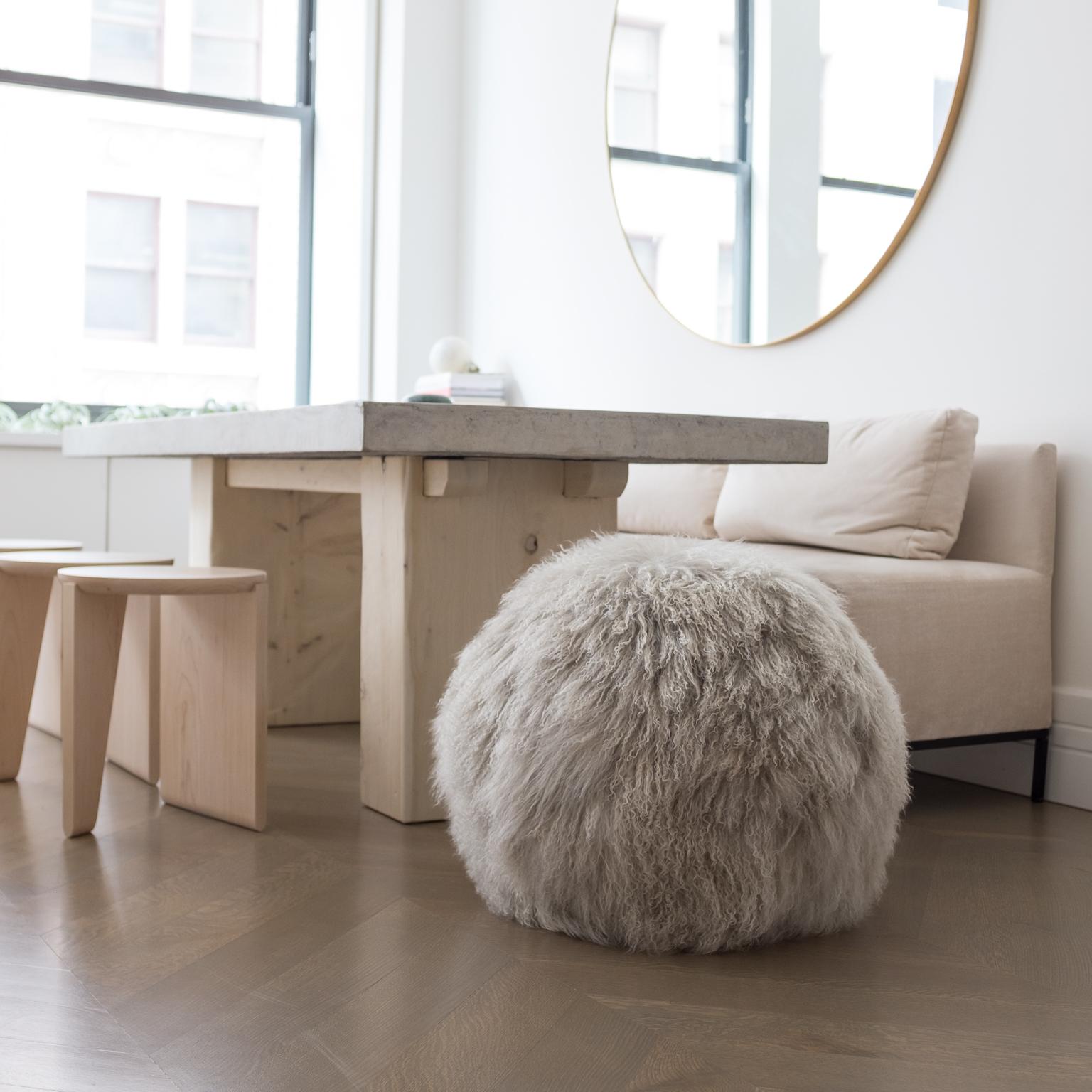 Réalisé en agneau tibétain, le pouf Hudson respire le luxe. Ces ottomans ronds structurés et soutenants sont conçus pour servir de repose-jambes traditionnels, pour ajouter une touche de fantaisie aux sièges secondaires du salon, ou comme décor