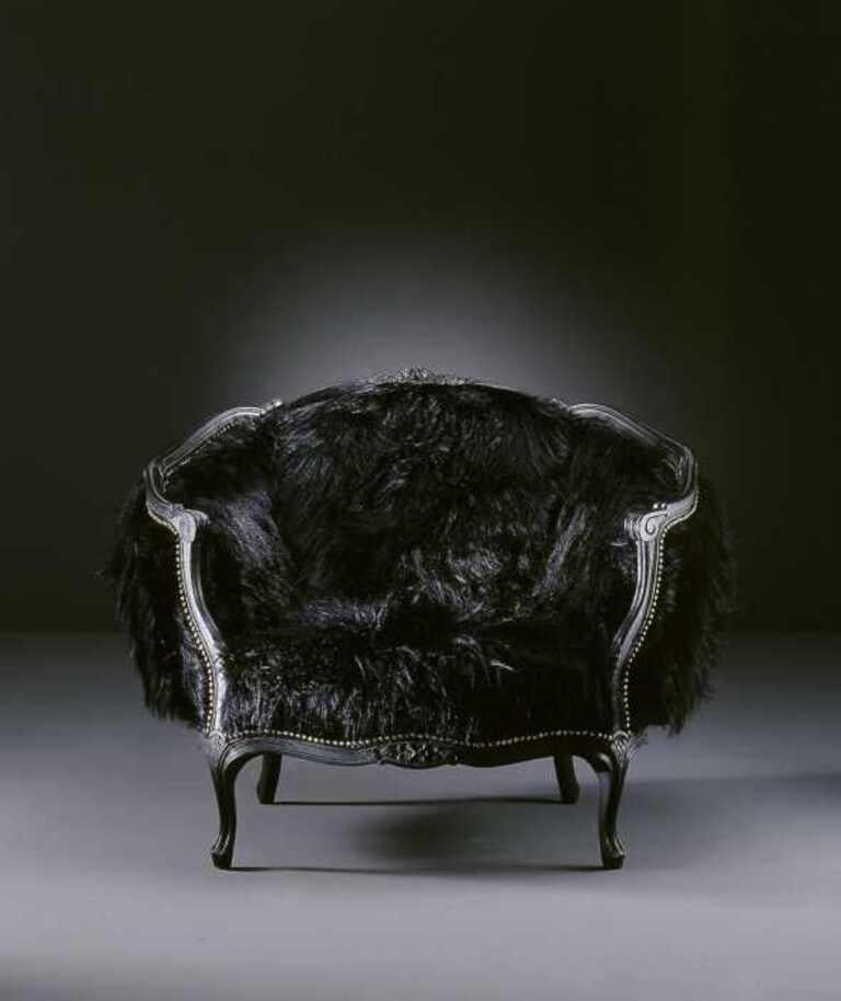 Sehen Sie sich den Queen Kong Sessel an - eine Verkörperung von unvergleichlicher Handwerkskunst und opulentem Design. Tauchen Sie ein in die königliche Anziehungskraft dieses exquisiten Stücks, das in Italien in sorgfältiger Handarbeit aus
