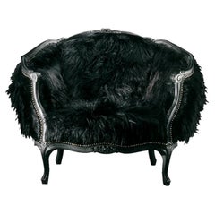 QUEEN KONG Fauteuil noir sablé recouvert de fourrure noire