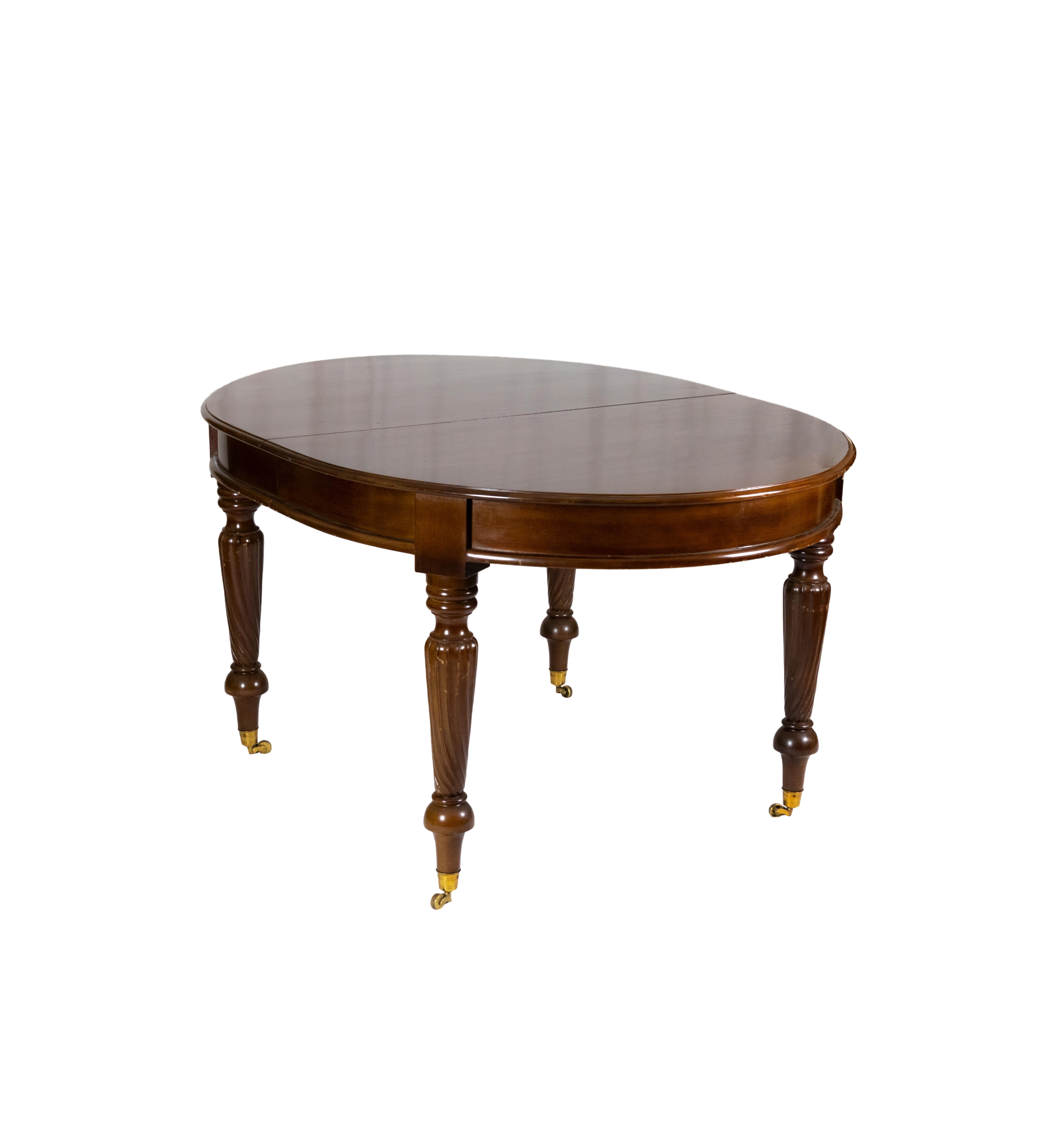 Table de salle à manger de style Queen Maria avec rallonges, fabriquée au Portugal, cette pièce présente des pieds tournés sur roulettes en laiton et une troisième paire cachée de pieds rétractables pour plus de stabilité. 
Elle comprend deux