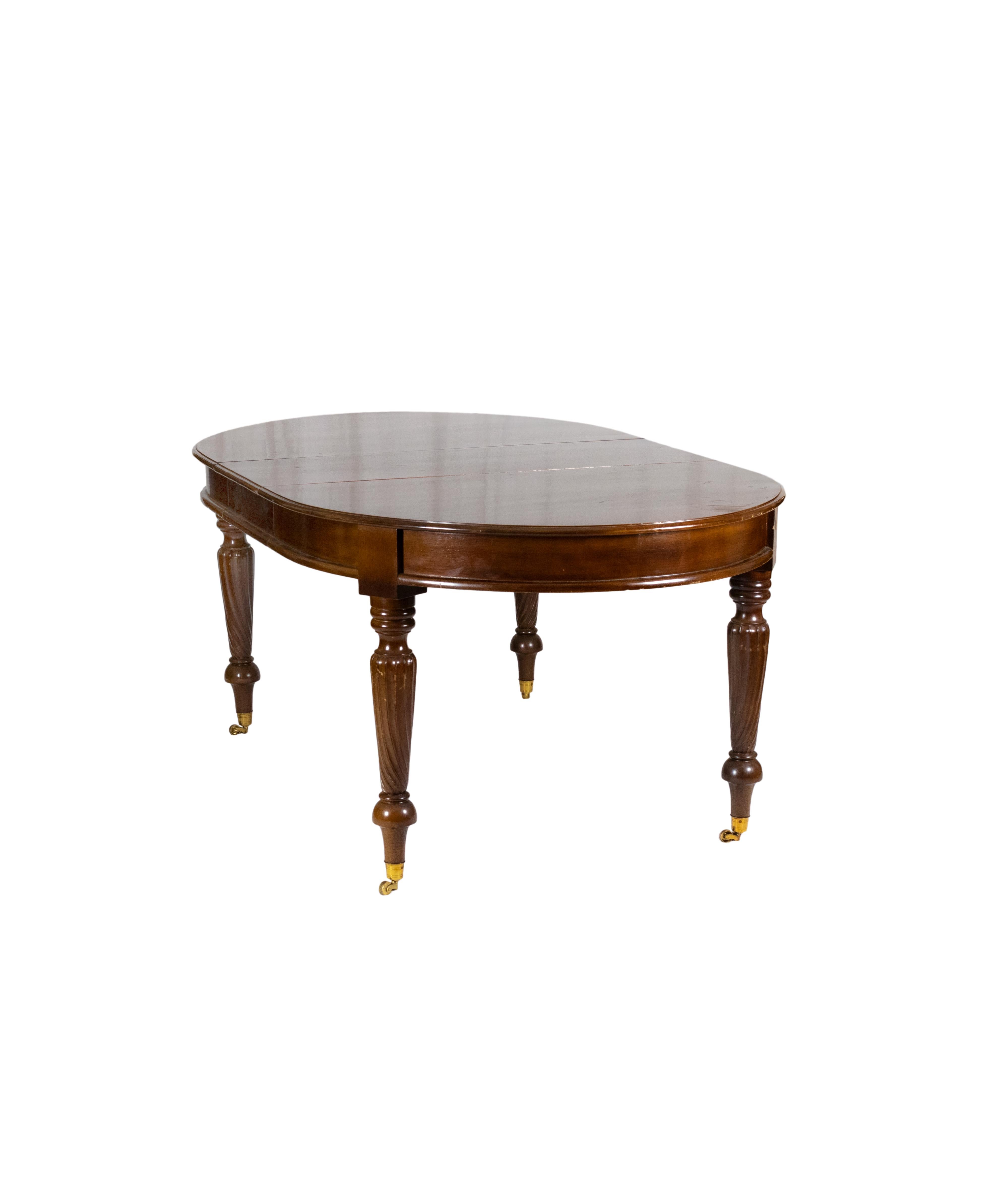 Queen Anne Queen Maria Style Dining Table With Extensions en vente