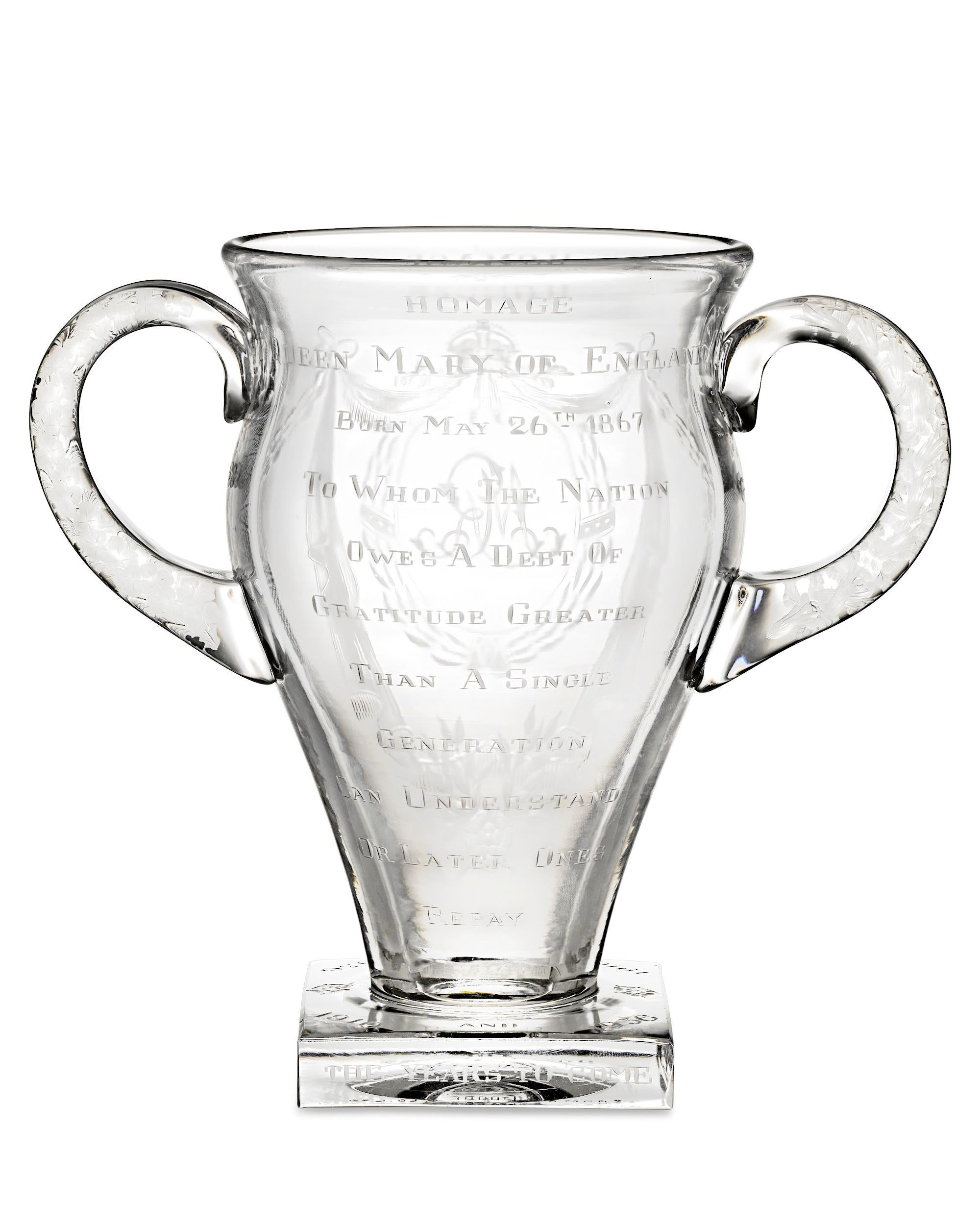 Questo straordinario vaso in vetro inciso in edizione limitata rende omaggio alla regina Mary of Teck, regina consorte della Gran Bretagna dal 1910 al 1937. Regnò con suo marito, Re Giorgio V, in un periodo di grandi cambiamenti per il paese e fu