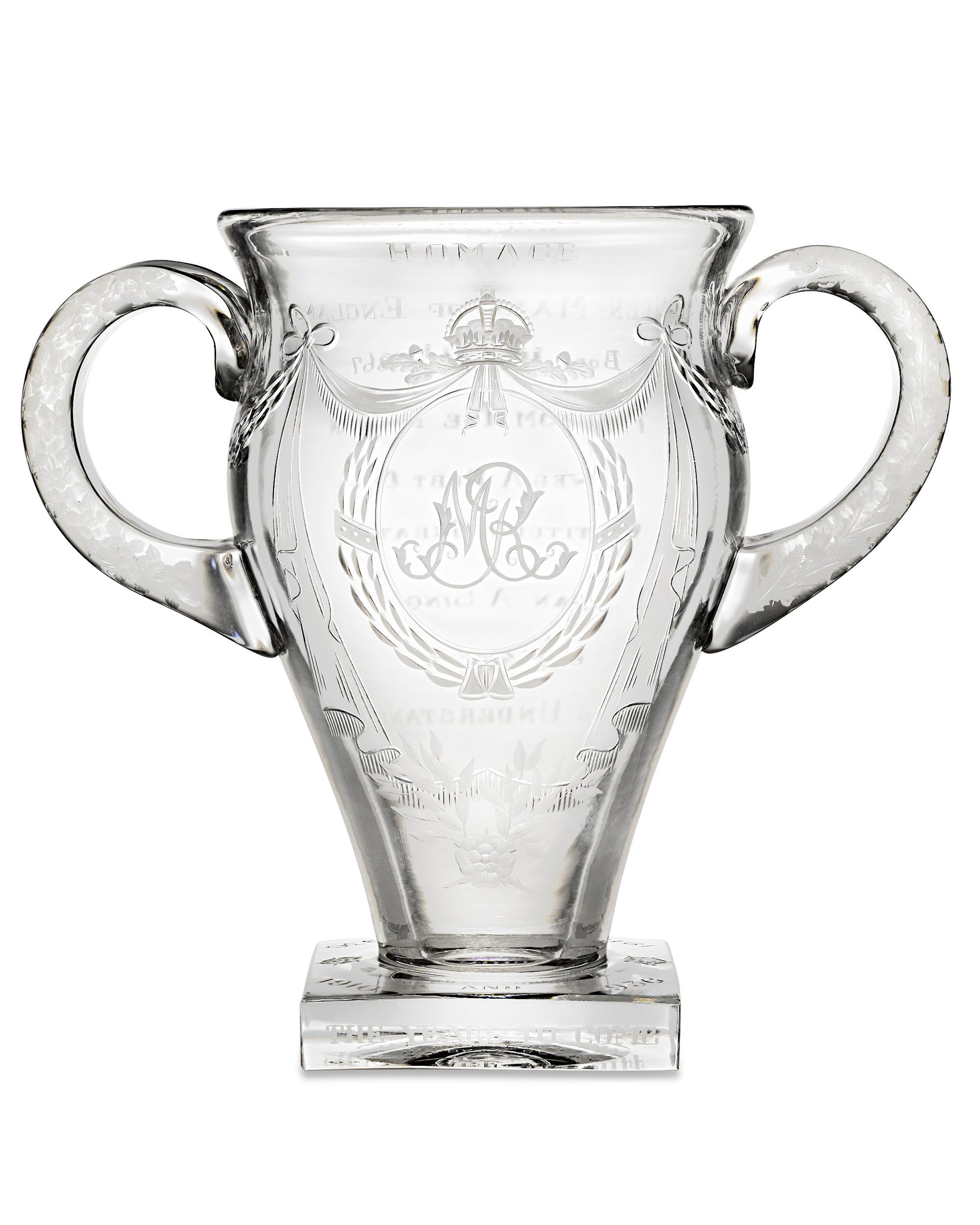Queen Mary-Homage-Vase (Englisch) im Angebot