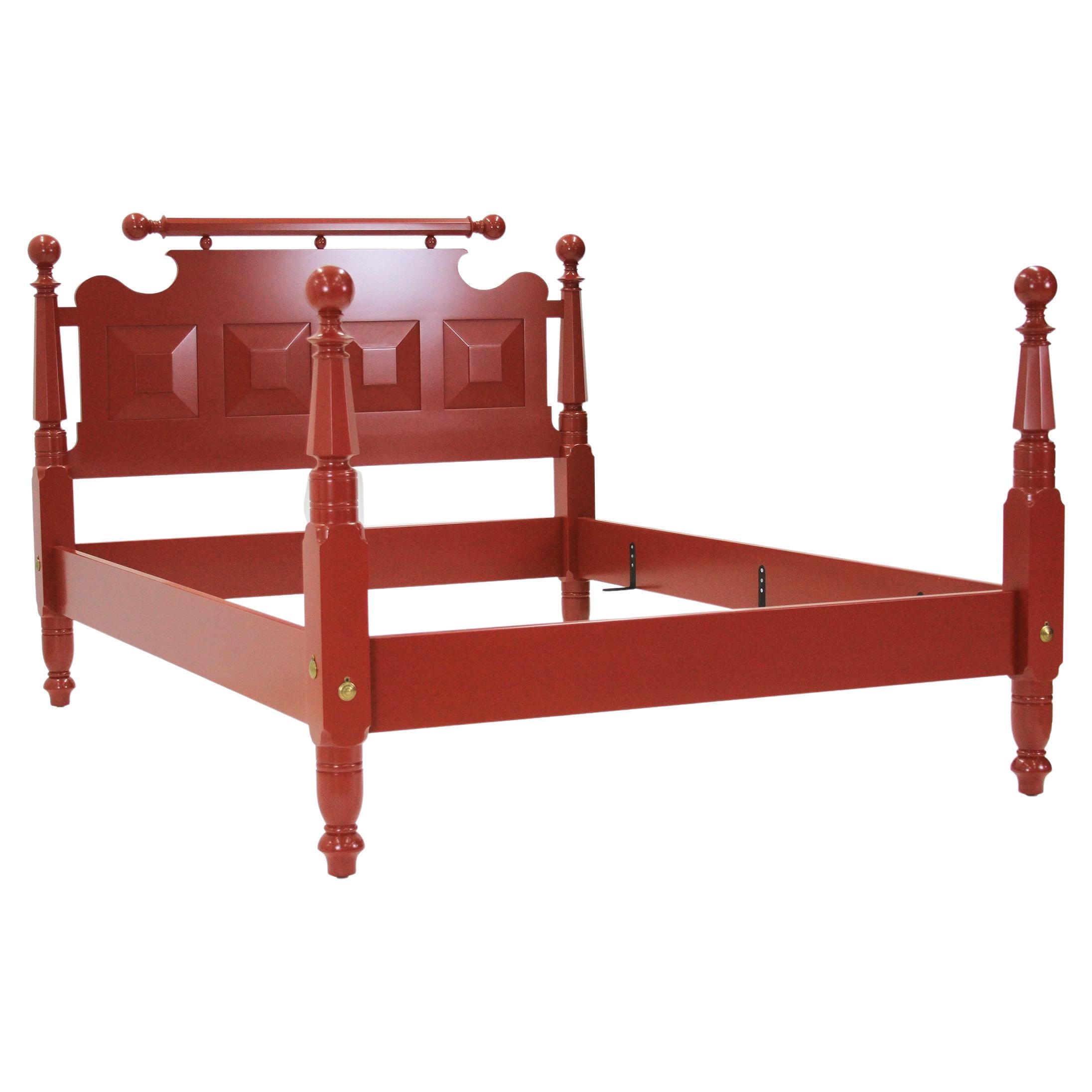 Queen Santa Fe Maple Four Poster Turned Cannonball Bed with Paneled Headboard (lit à quatre colonnes en érable tourné avec tête de lit à panneaux)  en vente