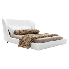 Lit Queen Size avec tête de lit d'inspiration coquillage en tissu blanc, design Musa