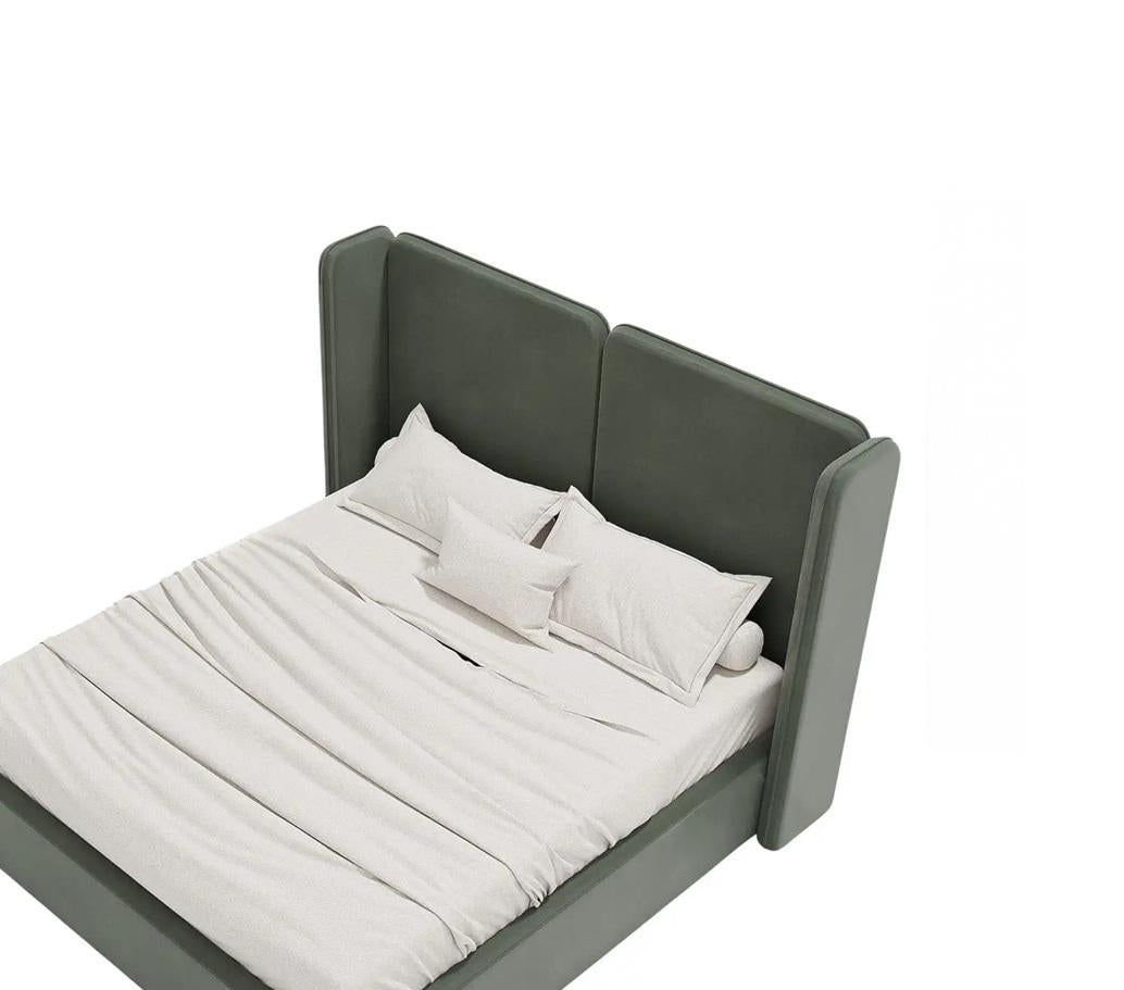 Moderne Lit Queen Size avec cadre tapissé de velours et tête de lit en vente