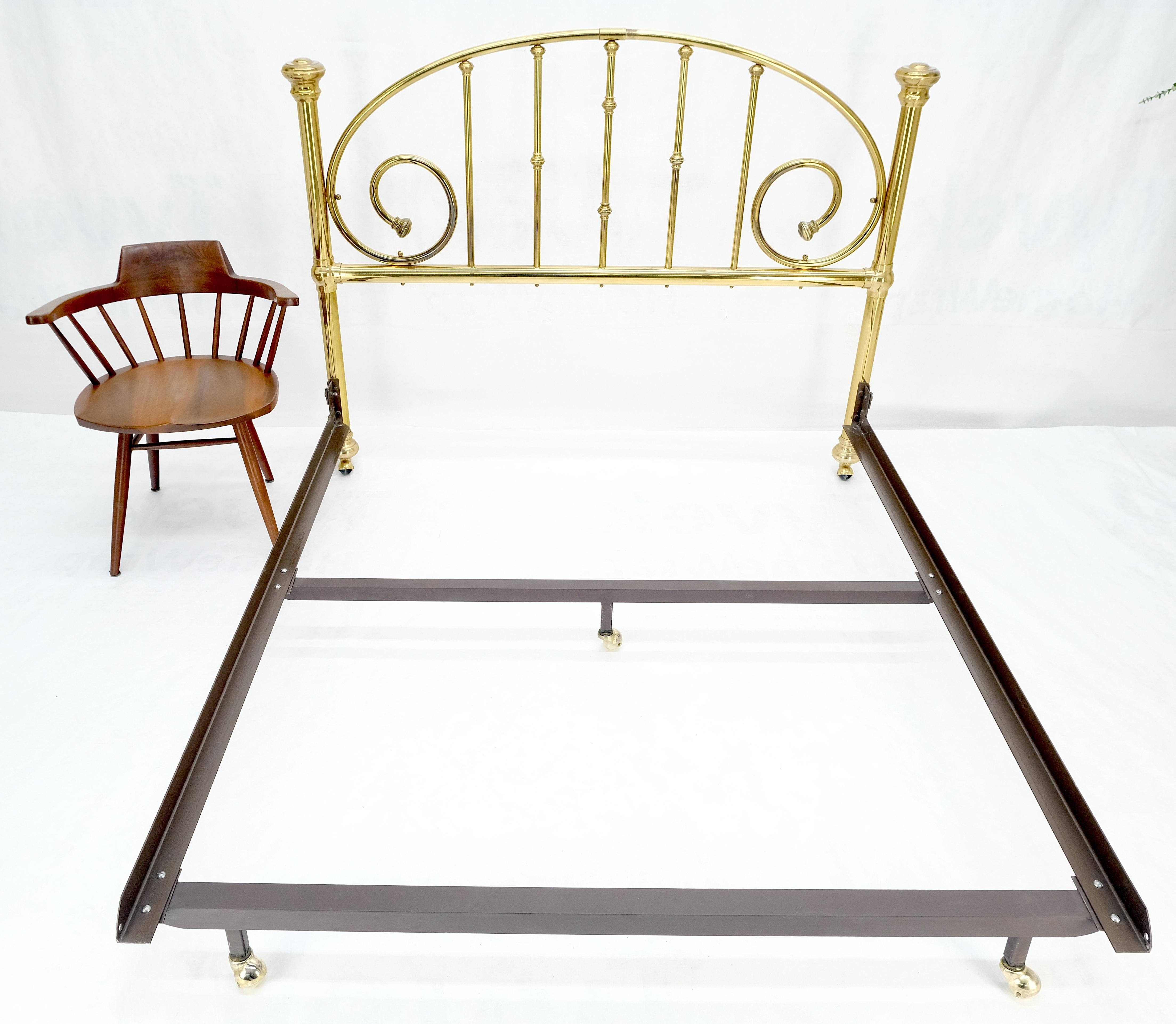 Queen Size Brass Headboard Bed w/ Matching Metal Frame MINT In Excellent Condition For Sale In Rockaway, NJ