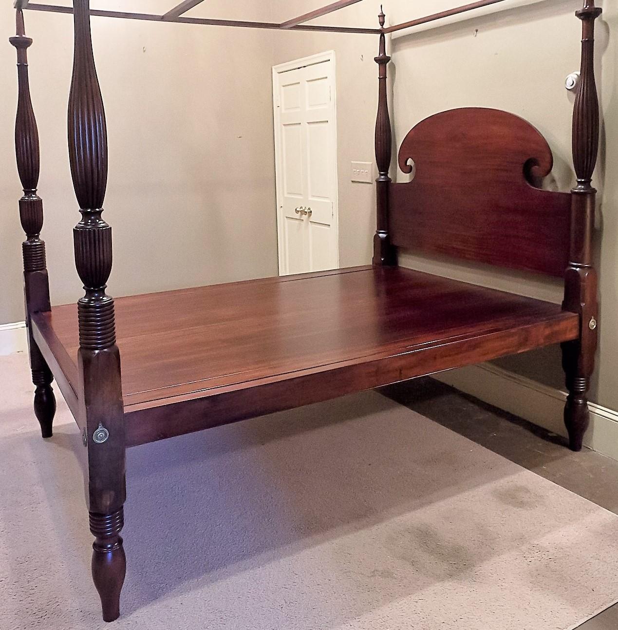 Queen-Size Federal Mahogany Canopy Bed, Mid Atlantic, circa 1820 In Excellent Condition For Sale In Alexandria, VA