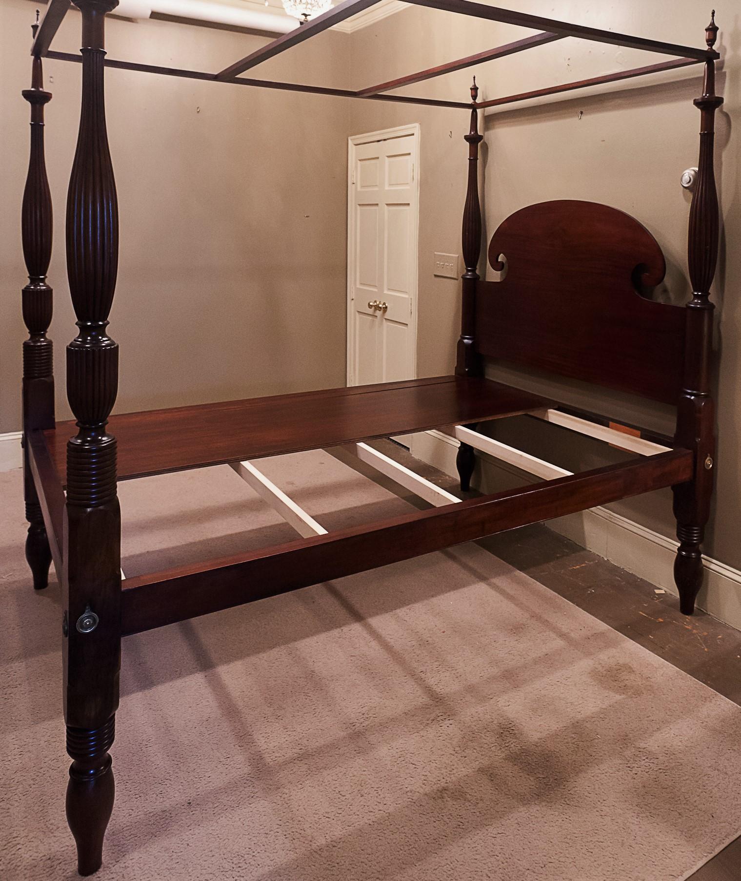 19th Century Queen-Size Federal Mahogany Canopy Bed, Mid Atlantic, circa 1820 For Sale