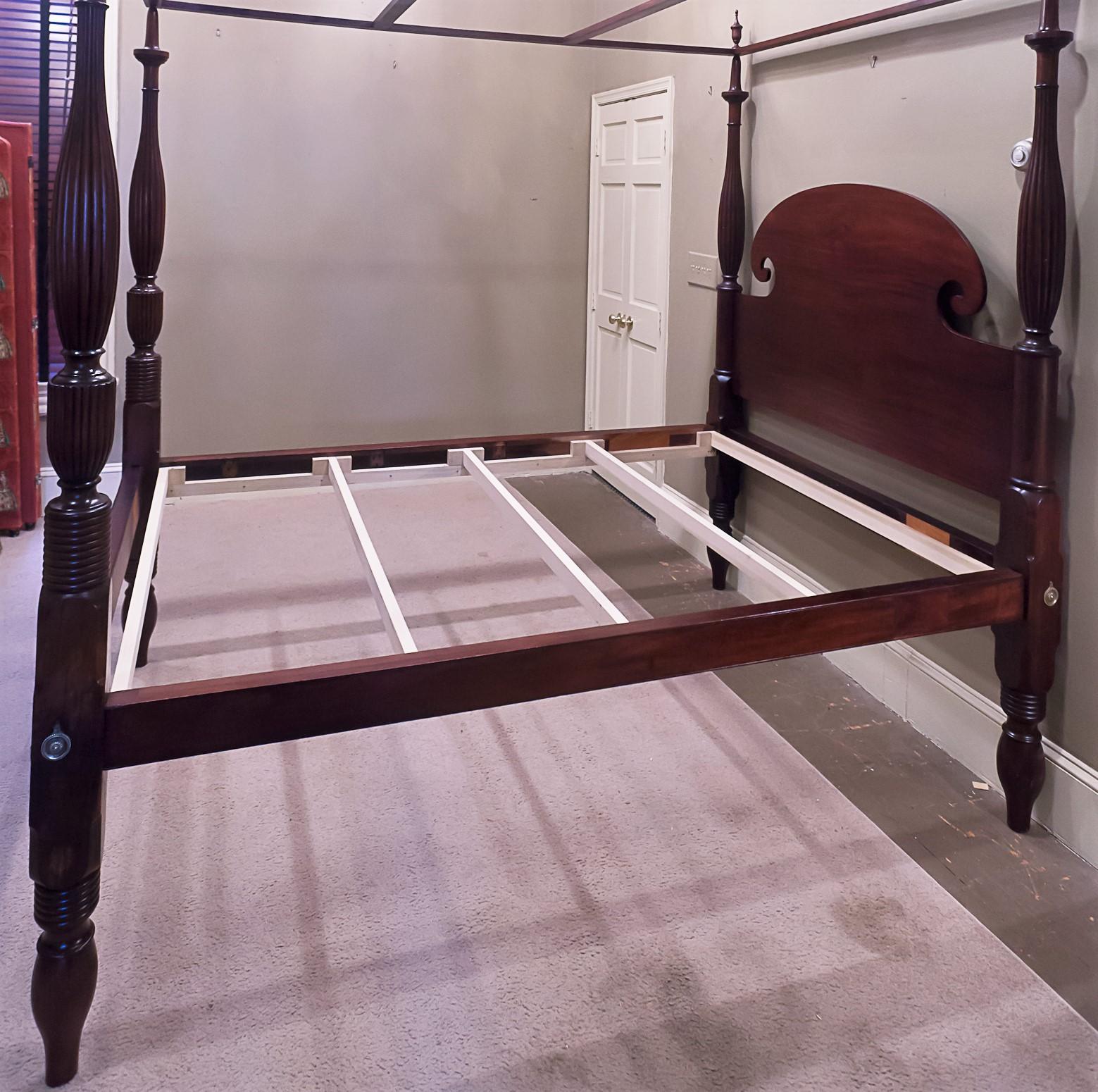 Queen-Size Federal Mahogany Canopy Bed, Mid Atlantic, circa 1820 For Sale 1