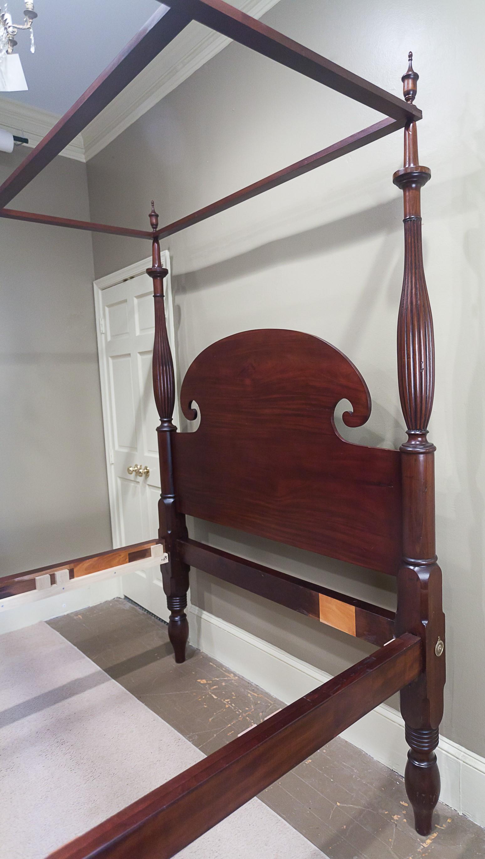 Queen-Size Federal Mahogany Canopy Bed, Mid Atlantic, circa 1820 For Sale 2