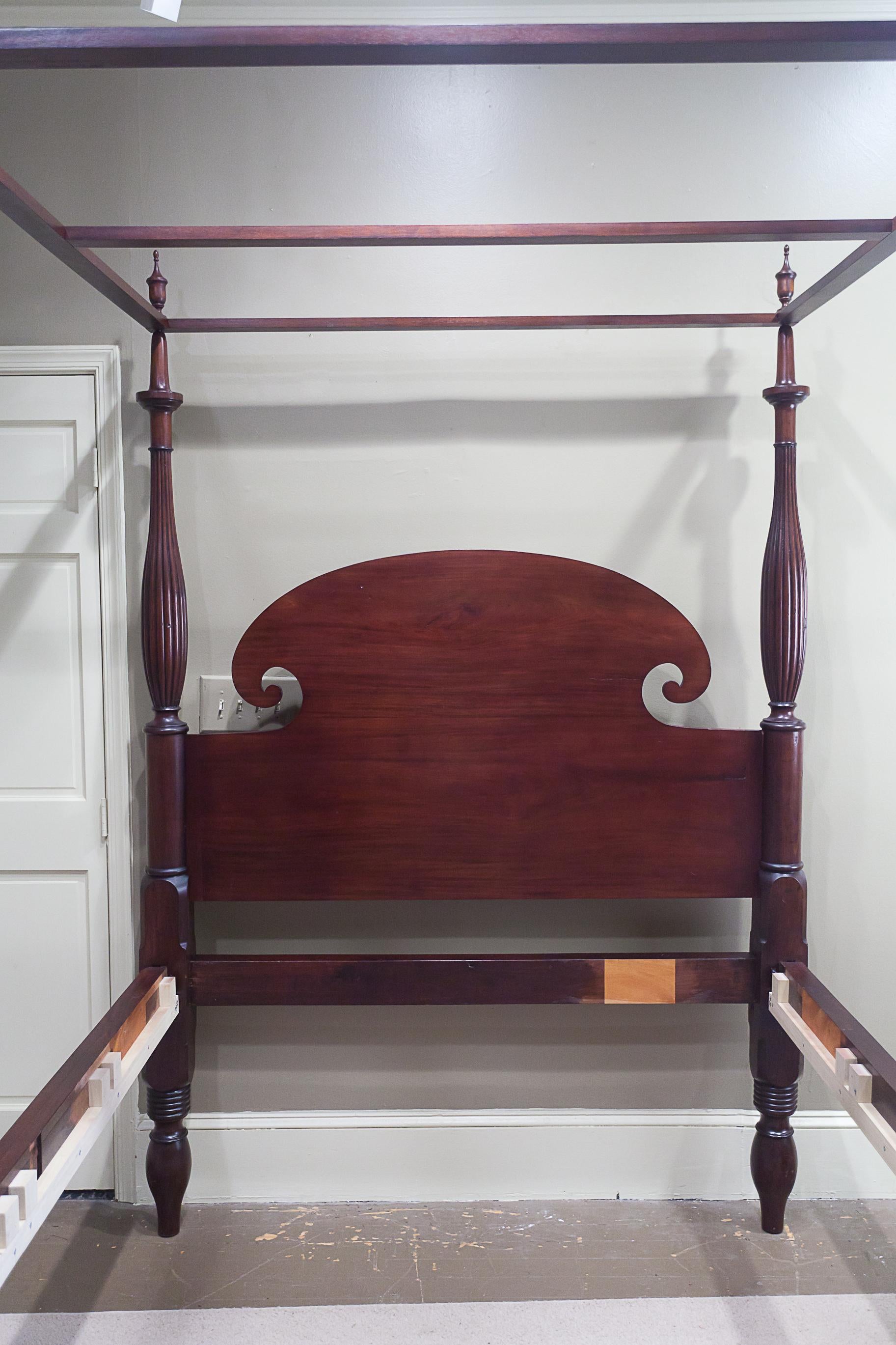 Queen-Size Federal Mahogany Canopy Bed, Mid Atlantic, circa 1820 For Sale 3