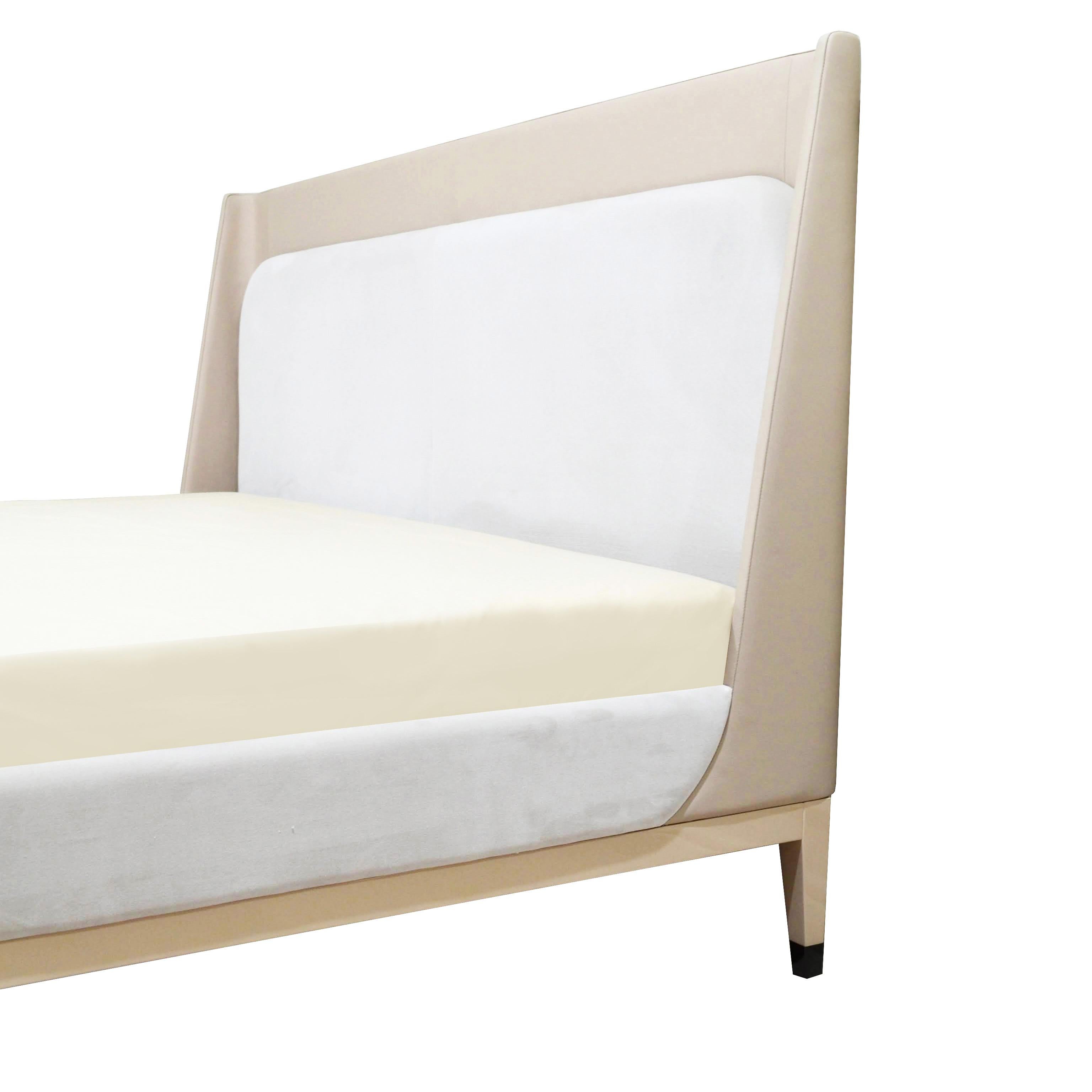 Italienisches gepolstertes Bett in Queen Size aus Nubuck und Samt mit Holzbeinen (Moderne) im Angebot
