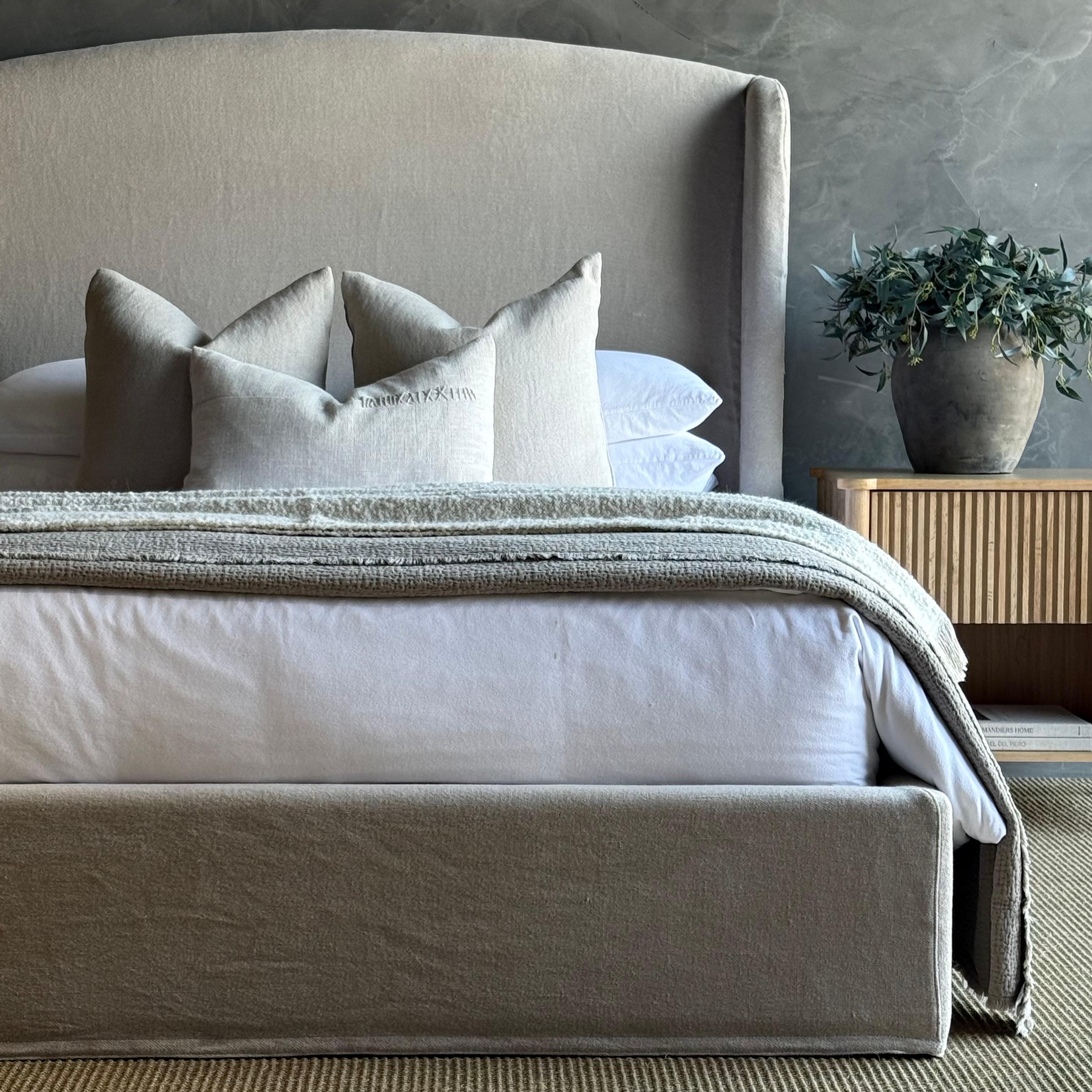 Le Brussels Slip Covered Bed est fabriqué à partir de 100% de Hempe en lin.  Le lit en lin recouvert d'une housse offre une allure décontractée et sophistiquée. La finition stone wash ajoute une touche d'élégance. La housse est amovible pour