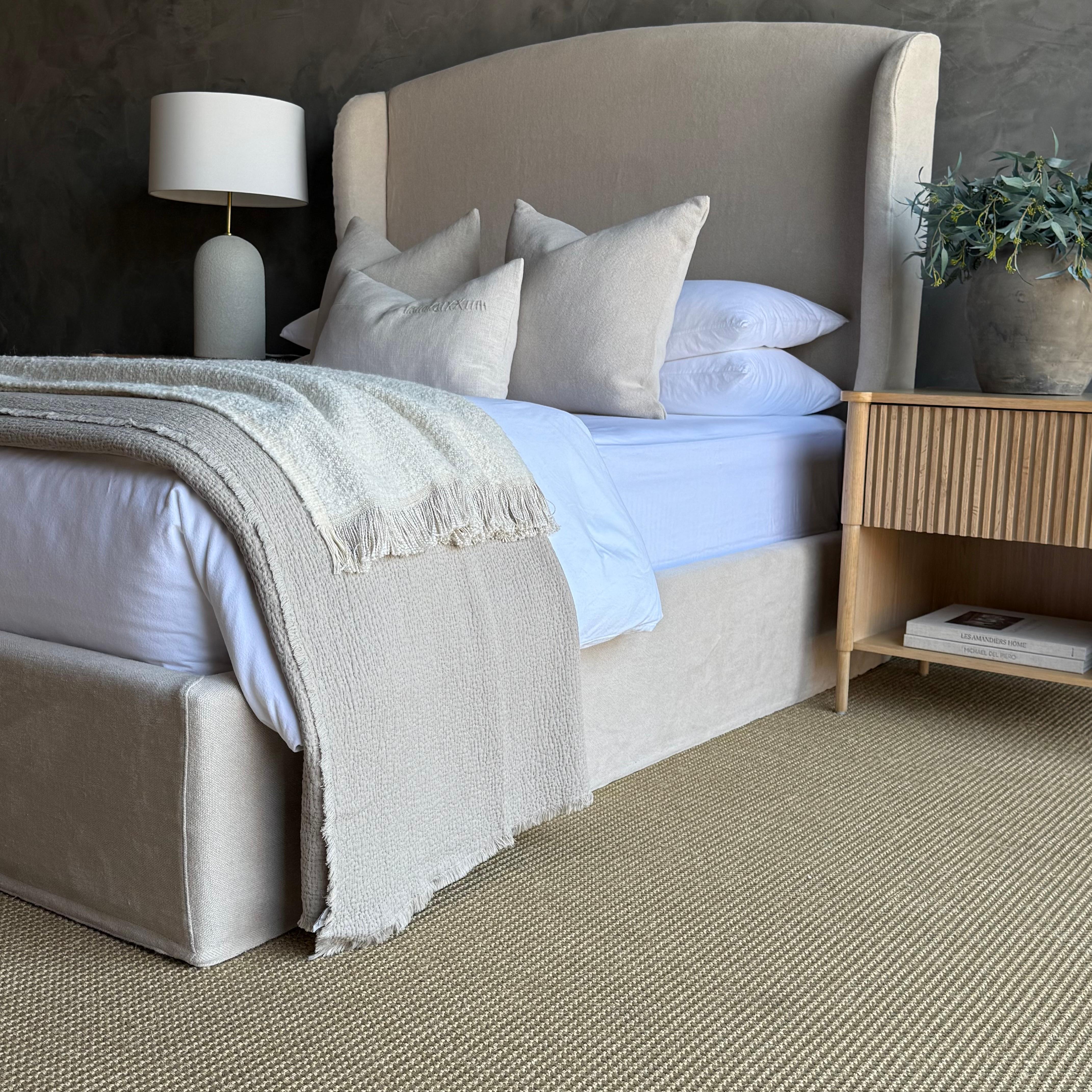Bois Lit Queen Size Linen Slip Covered en vente