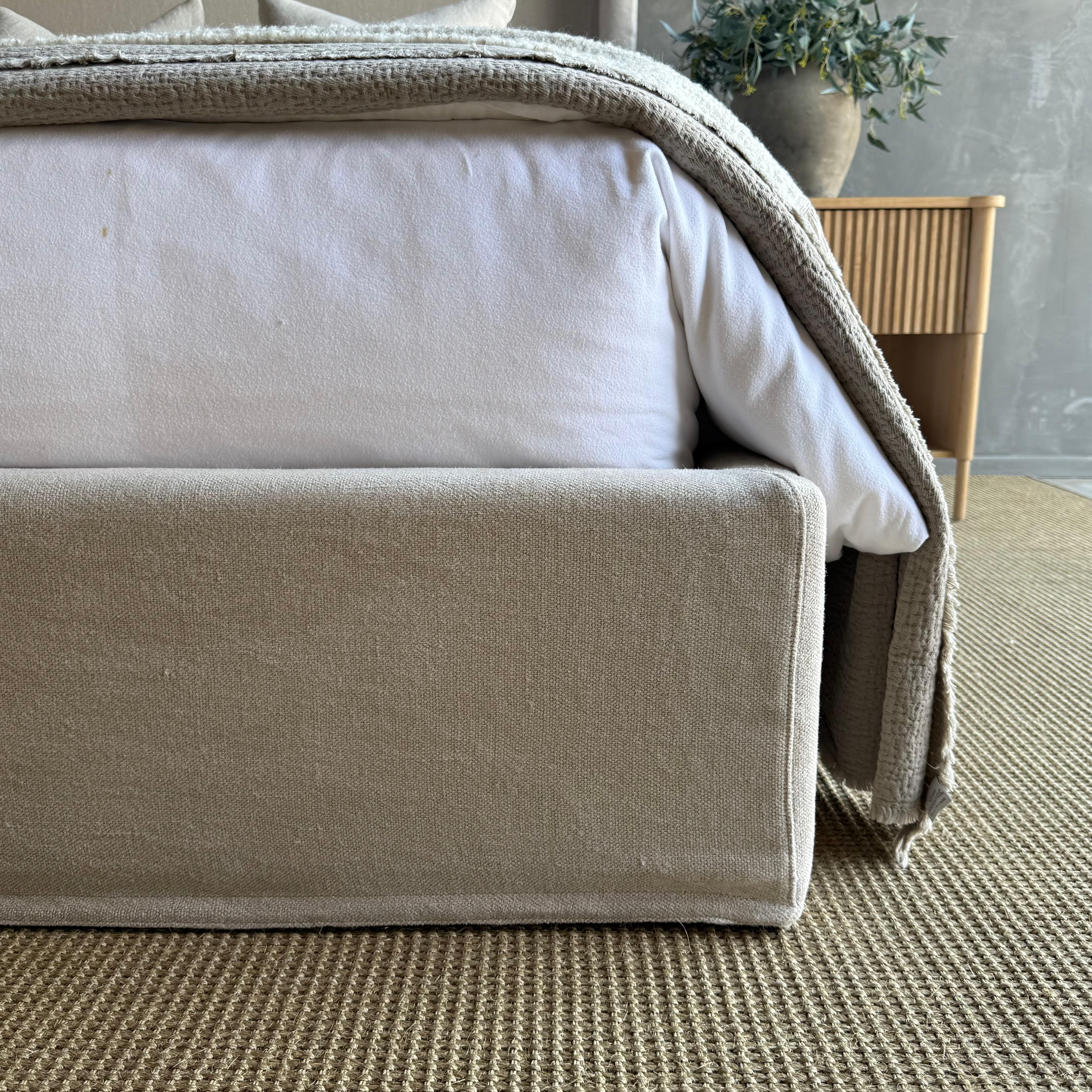 Lit Queen Size Linen Slip Covered en vente 1