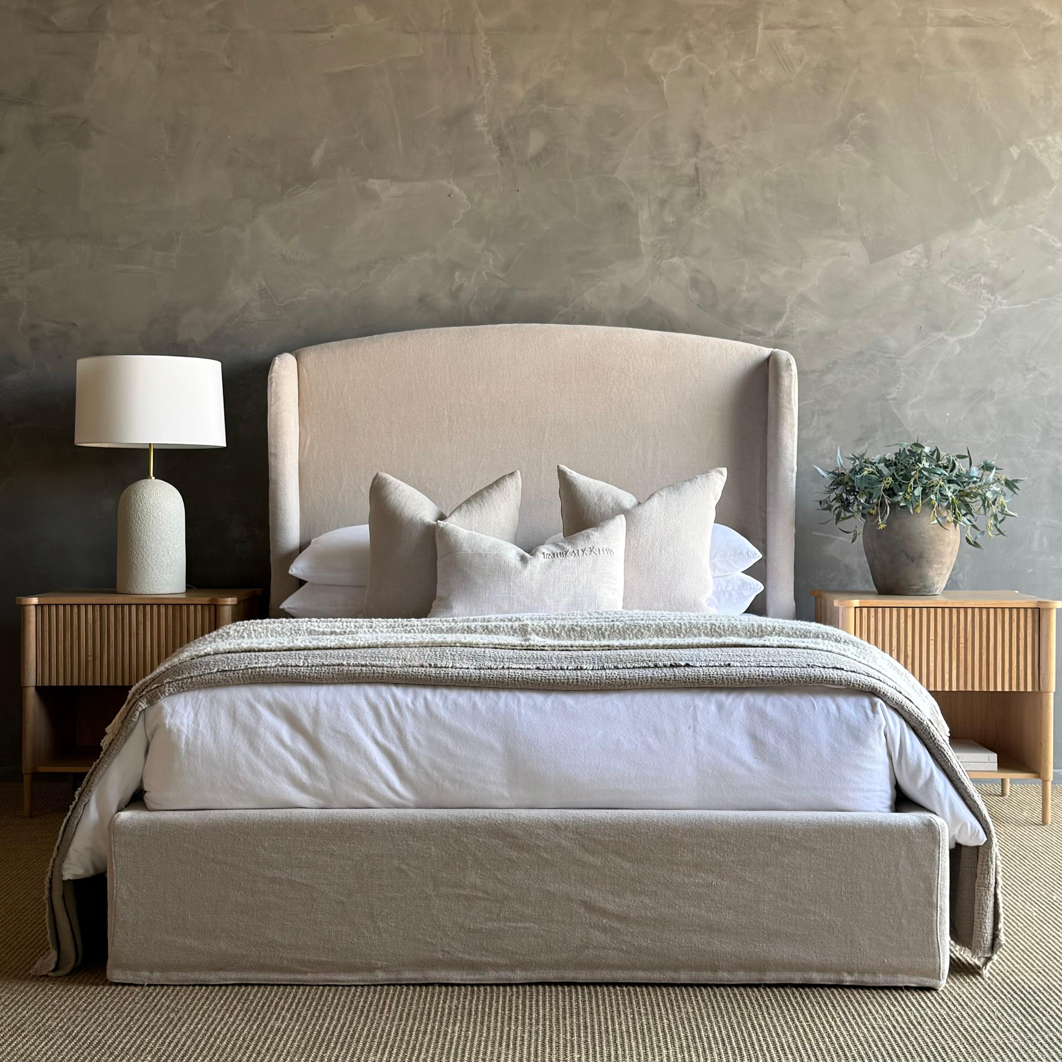 Lit Queen Size Linen Slip Covered en vente 3