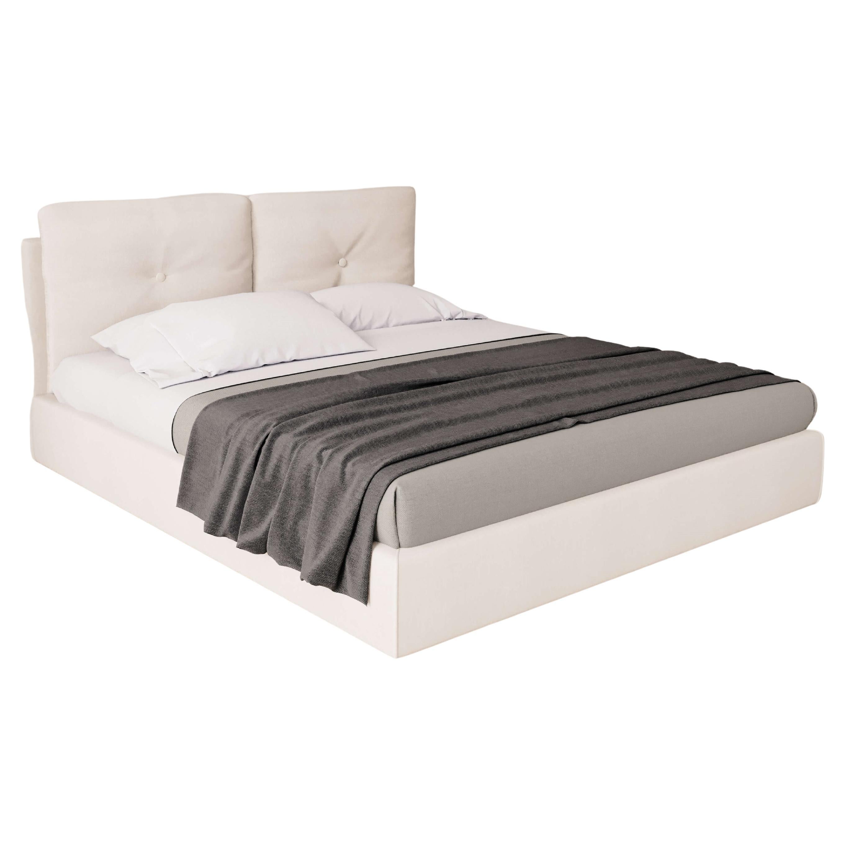 Ce lit est doté d'une tête de lit qui rayonne de glamour, grâce à son design tufté en canal haut-bas et à son luxueux revêtement en velours. Fabrice avec un cadre en bois massif et rembourré en tissu, cette tête de lit est taillée pour les lits