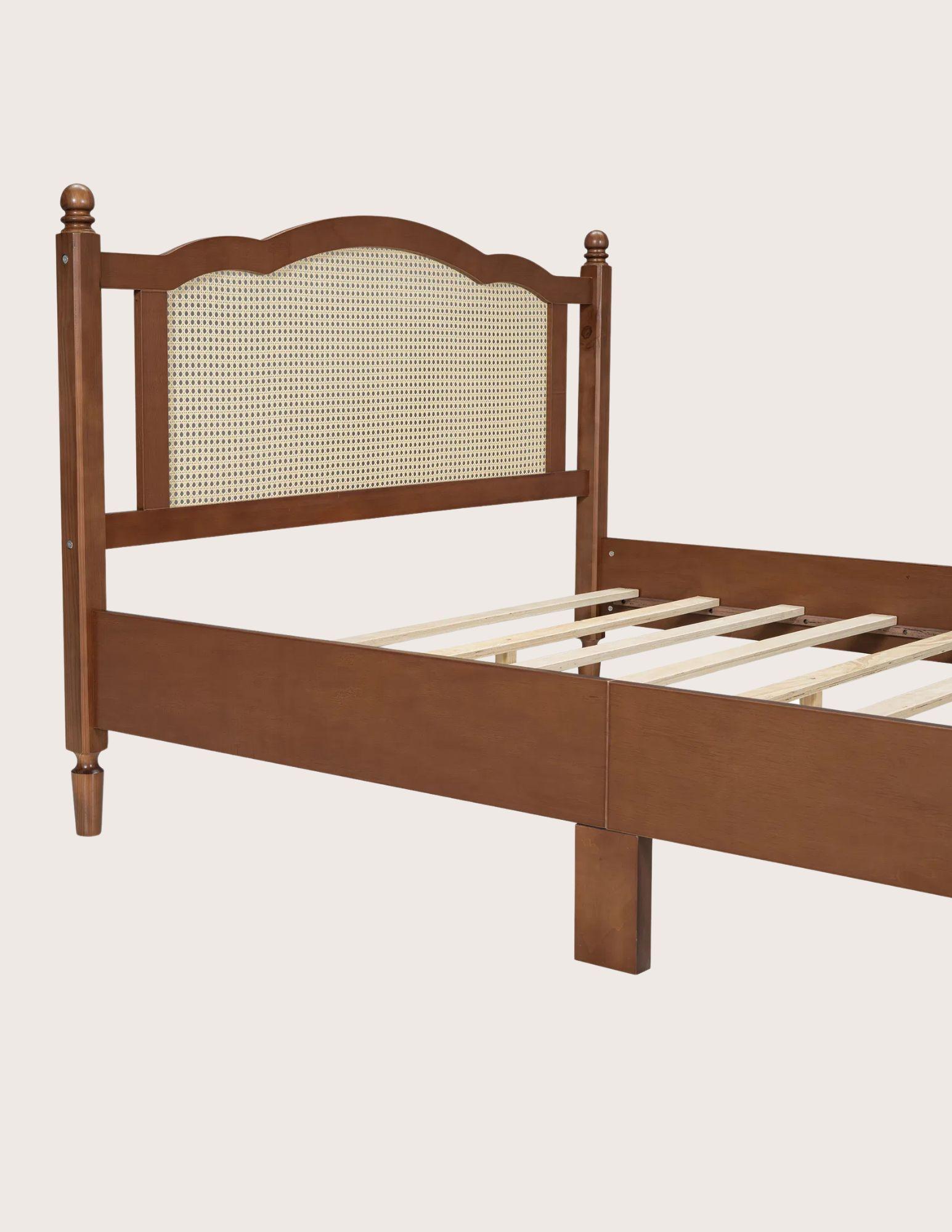 Moderne Queen sized Modern Farmhouse Bed with Rattan Headboard en vente