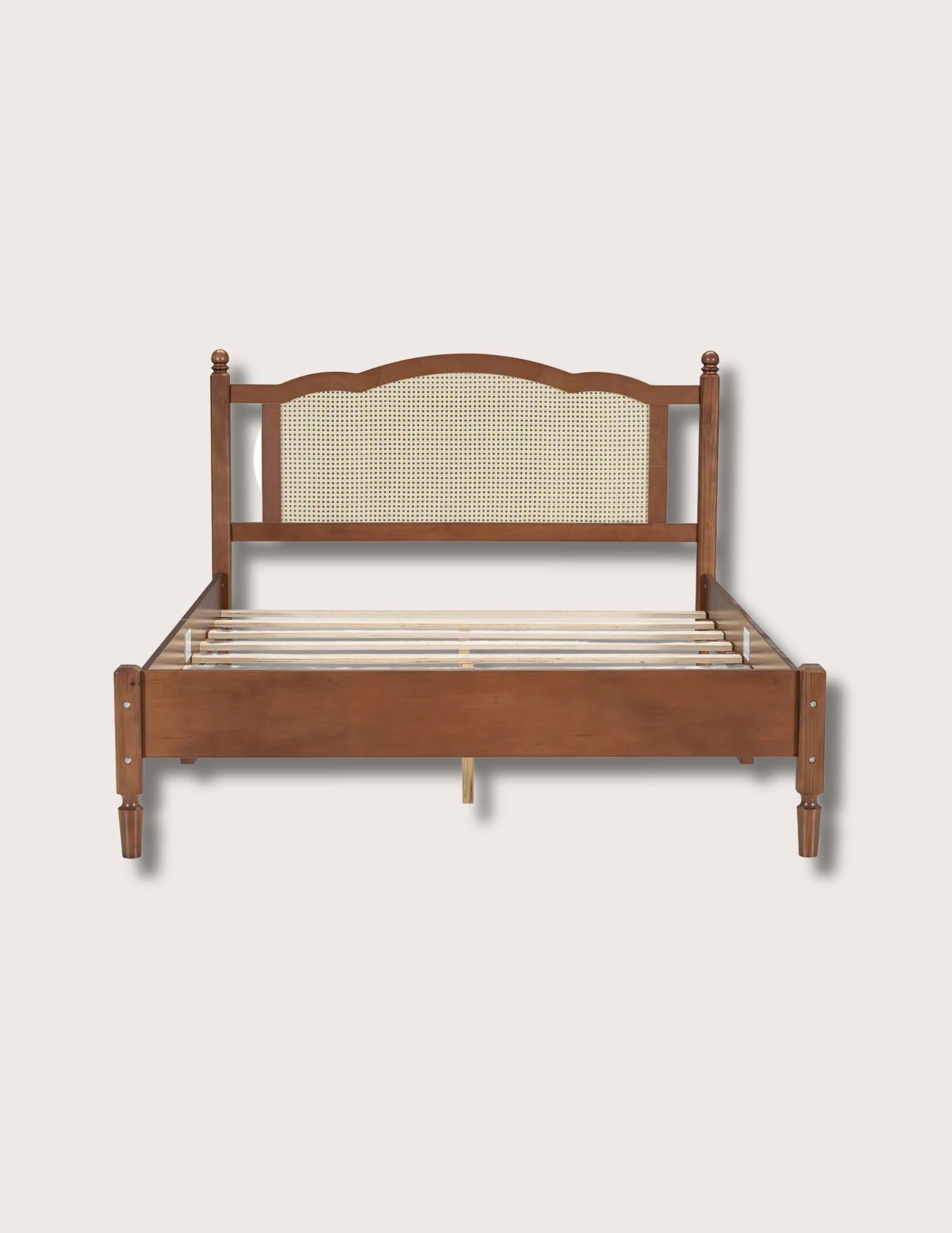 Queen sized Modern Farmhouse Bed with Rattan Headboard Neuf - En vente à New York, NY