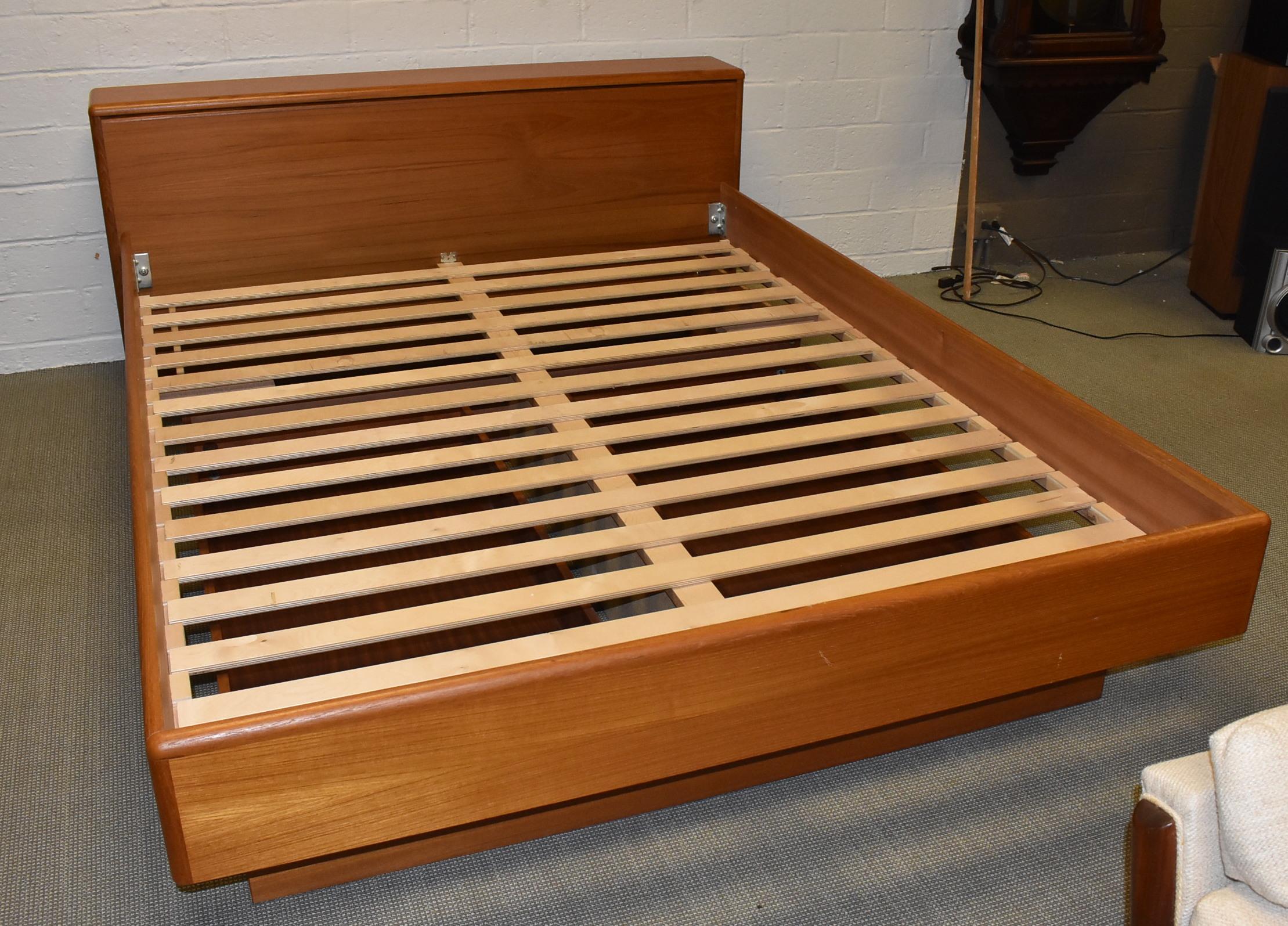 Queen Size Teak Platform Bed with Under Drawers In Good Condition For Sale In Toledo, OH