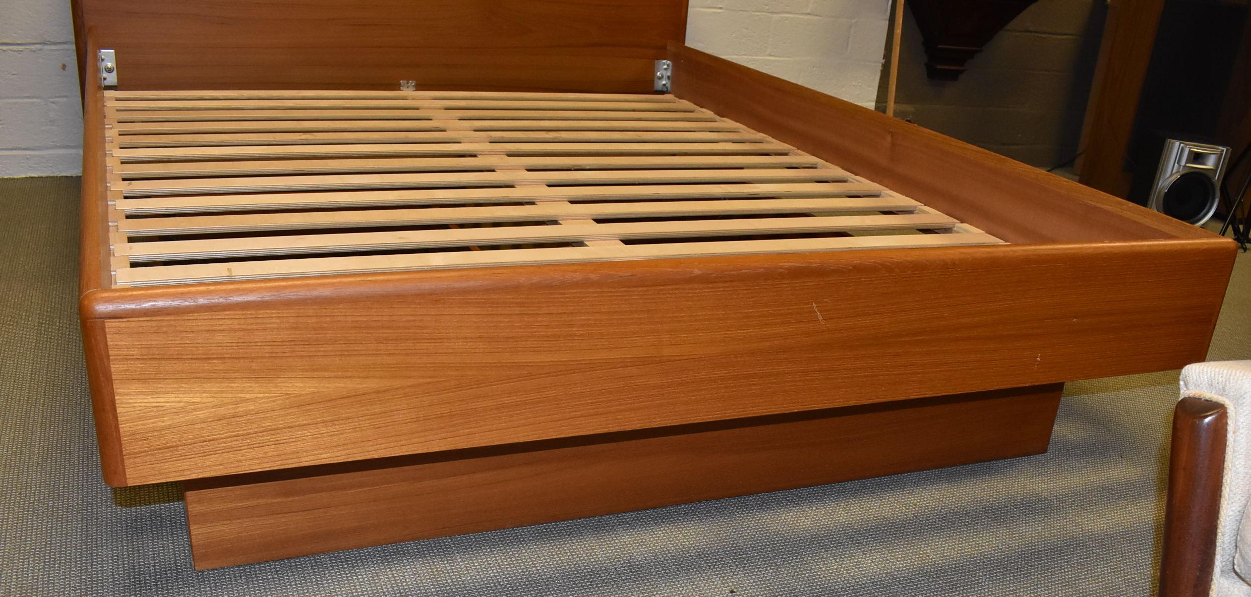 20th Century Queen Size Teak Platform Bed with Under Drawers For Sale