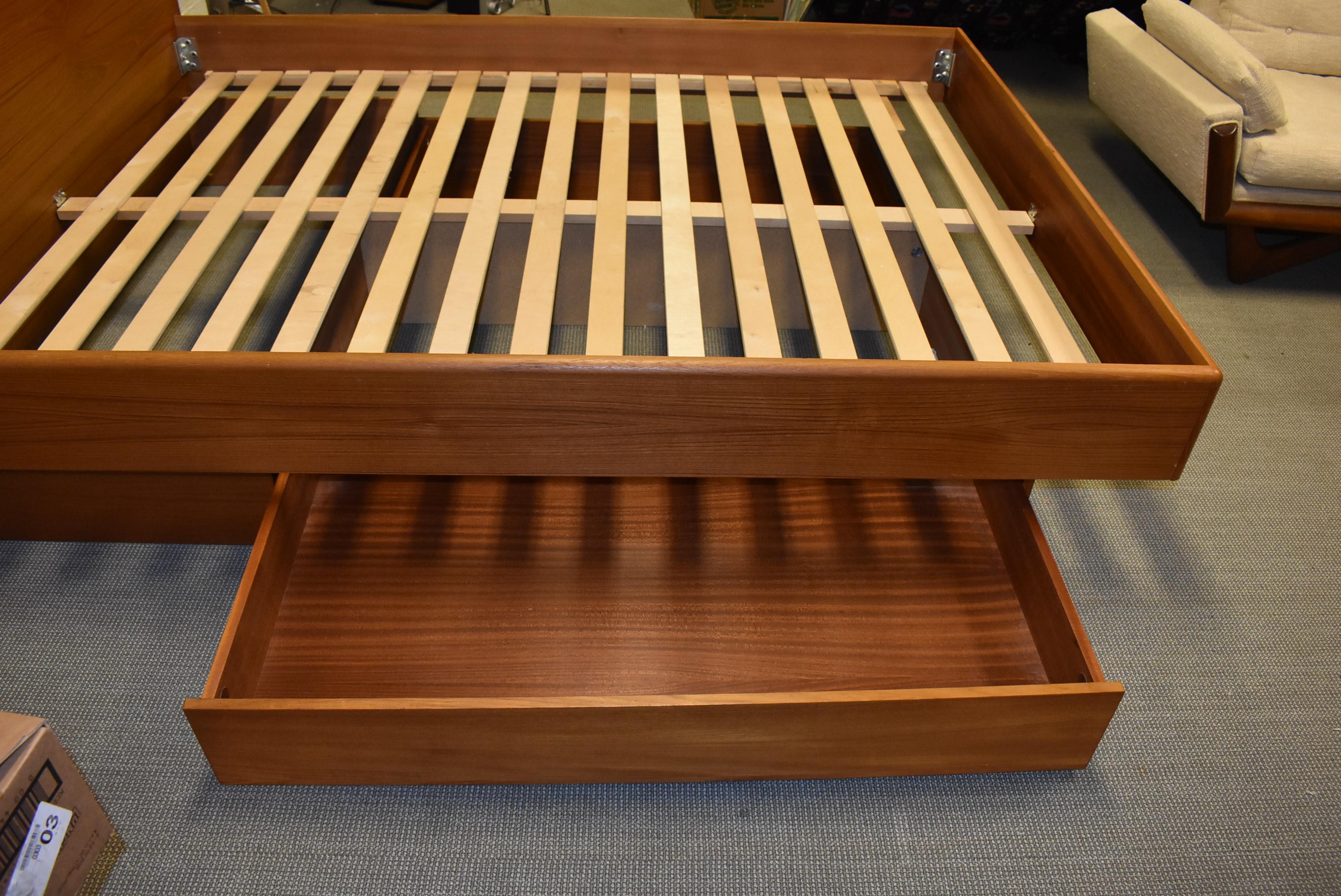 Queen Size Teak Platform Bed with Under Drawers For Sale 3