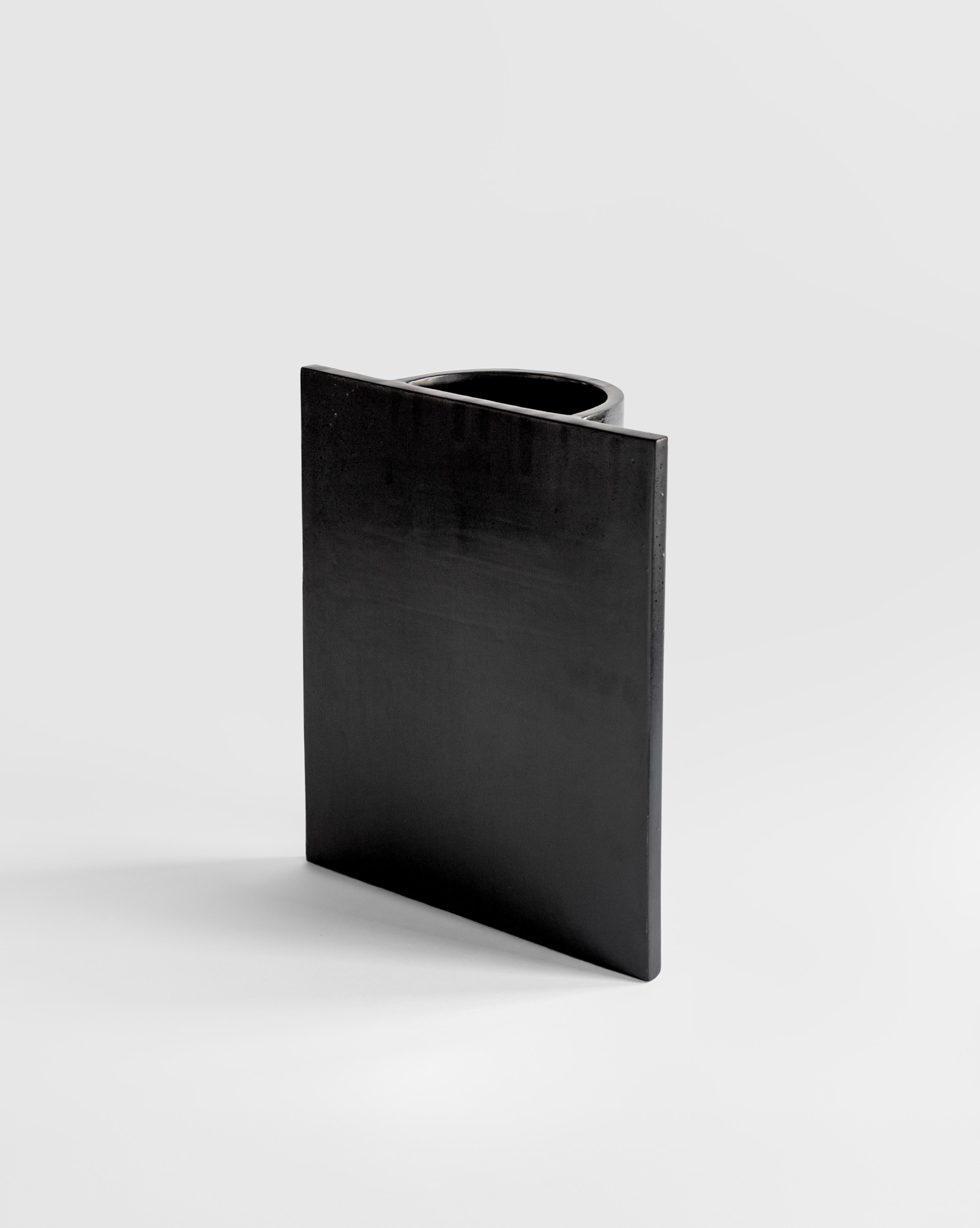 Moderne Vase « Reine », céramique noire mate faite à la main, collection inspirée des échecs, Italie en vente