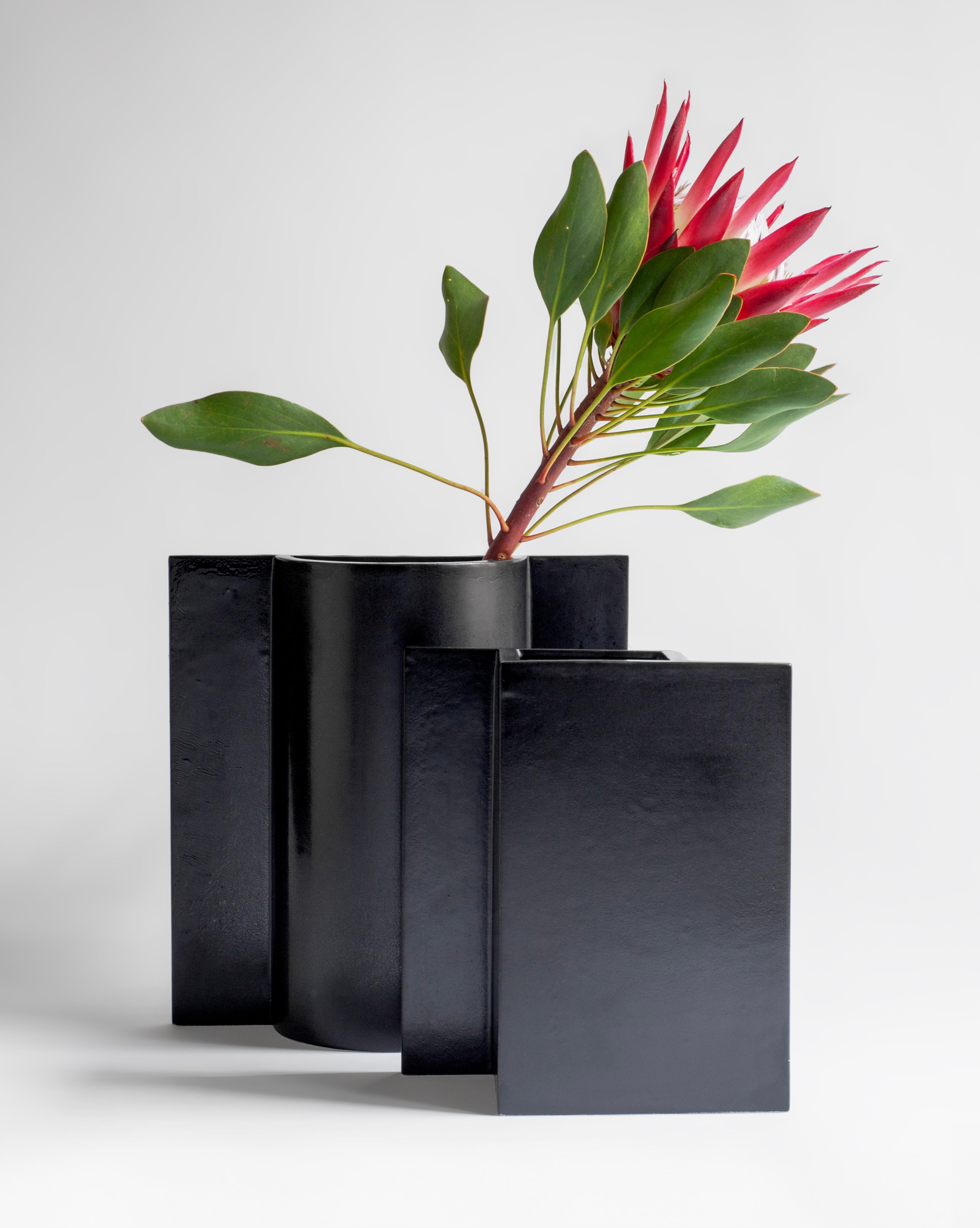 italien Vase « Reine », céramique noire mate faite à la main, collection inspirée des échecs, Italie en vente